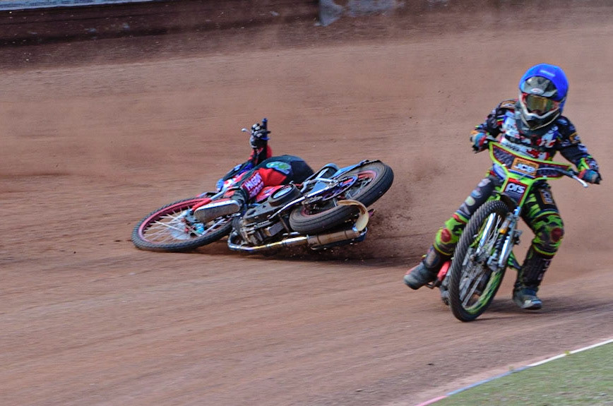 MANCHESTER, UK. JUN 3RD Charlie Wood (33) (Red) crashes behind William Cairns (145)  (Blue) during the British Youth Speedway Championship (Round 4)  at the National Speedway Stadium, Manchester on Friday 3rd June 2022. (Credit: Ian Charles | MI News)