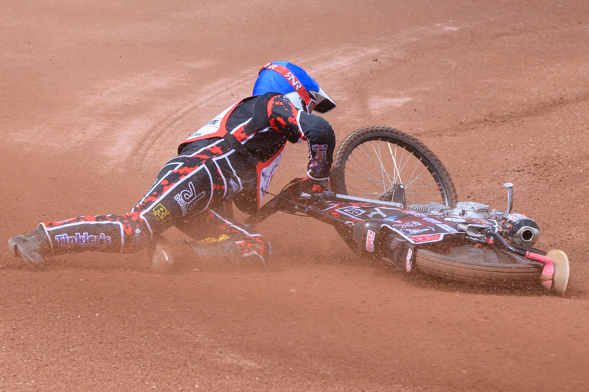 BRITISH YOUTH CHAMPIONSHIP (500cc): Kayden Mundy (8) in Red rides inside Dylan Huthwaite (9)  in Blue who then falls during the British Youth Speedway Championship at the National Speedway Stadium, Manchester on Sunday 10th May 2026. (Photo: Ian Charles | MI News)