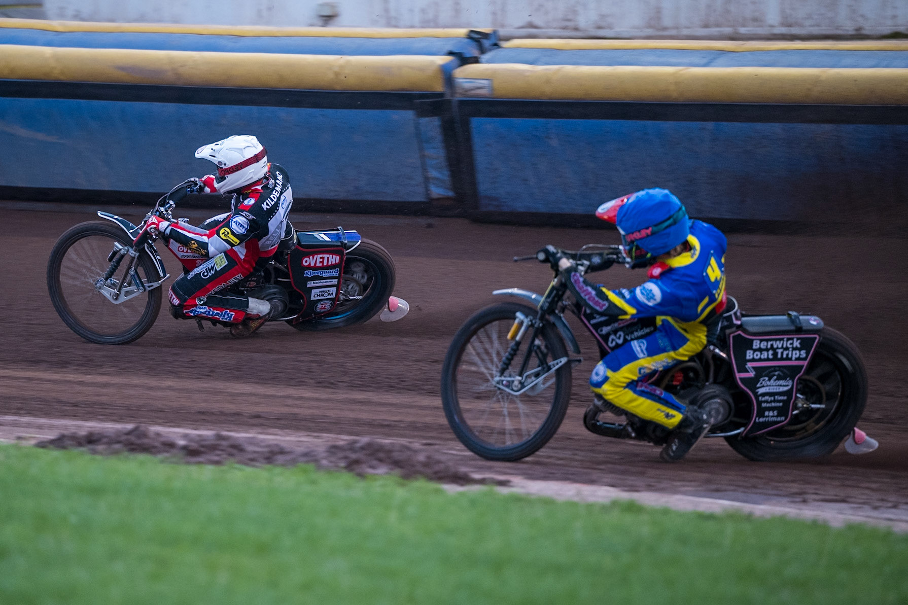 Peter Kildemand of Belle Vue Aces in White leading Leon Flint of Sheffield Tigers in Blue during the Rowe Motor Oil Premiership match between Sheffield Tigers and Belle Vue Aces at Owlerton Stadium, Sheffield on Monday 31st August 2026. (Photo: Ian Charles | MI News)
