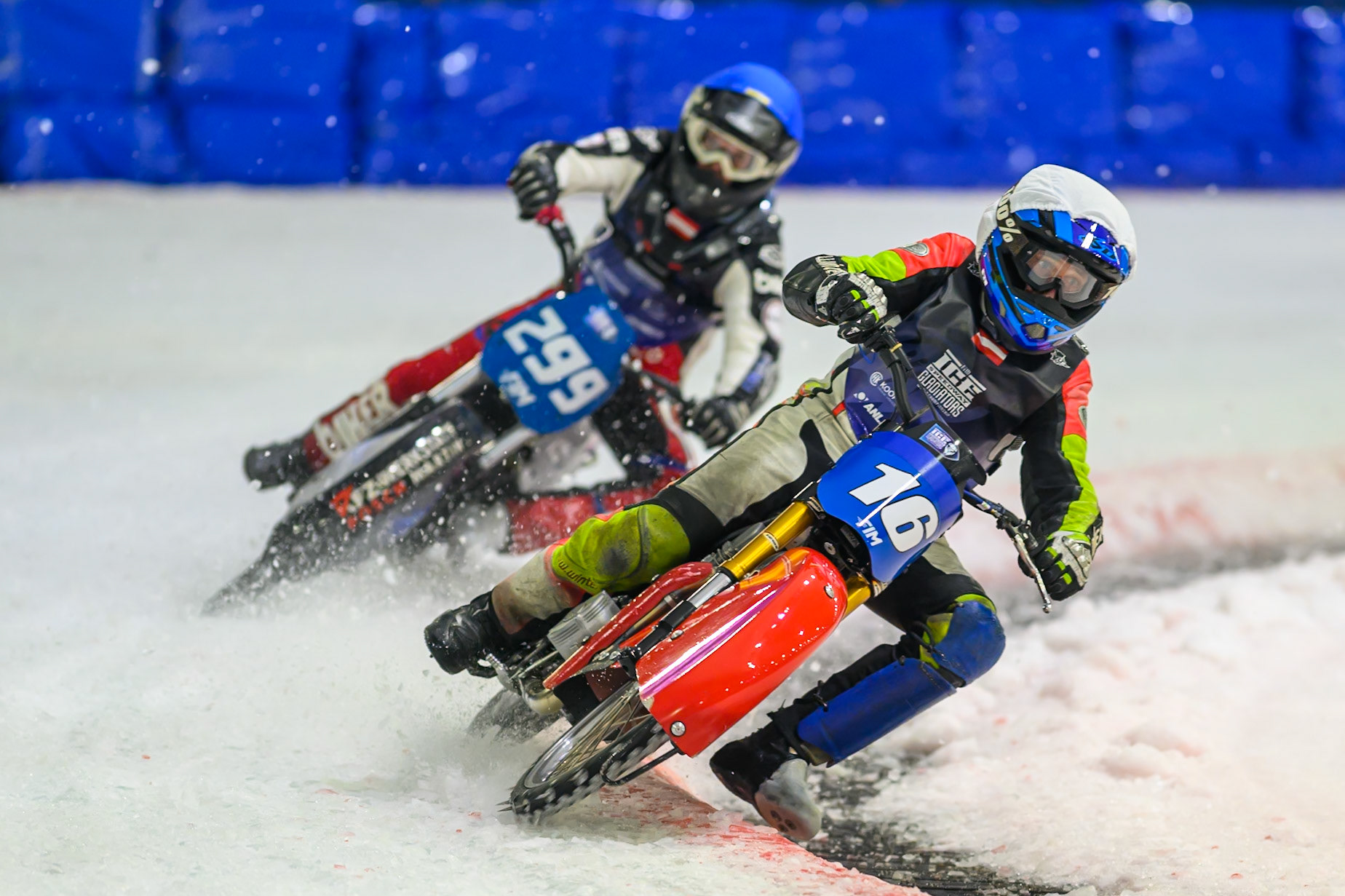 Wild Card Harald Simon (16) of Austria  in White leading 299\ in Blue during the FIM Ice Speedway Gladiators World Championship Final 3 at Ice Rink Thialf, Heerenveen on Saturday 11th April 2026. (Photo: Ian Charles | MI News)