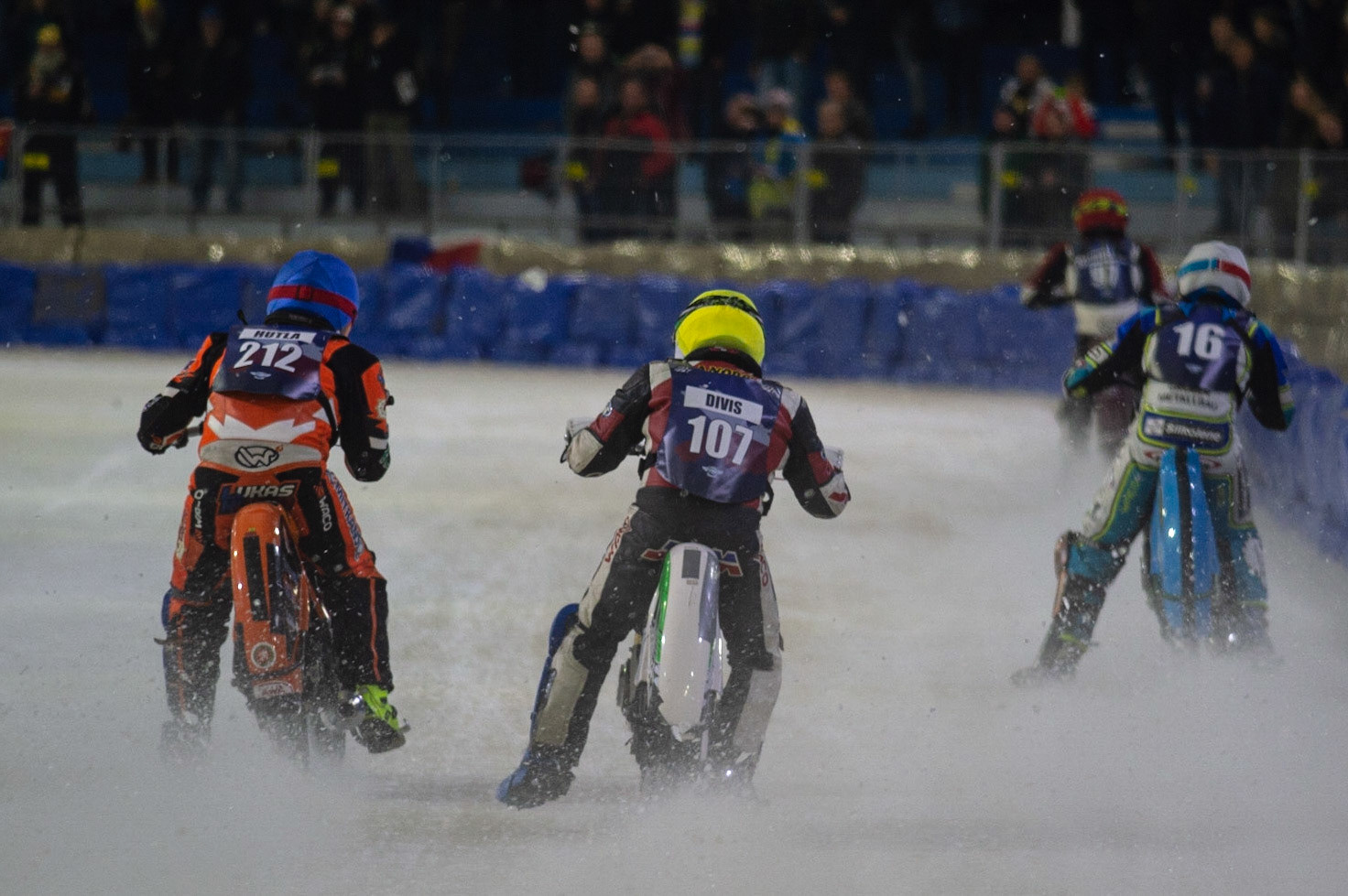 HEERENVEEN, NL.Andrej Divis (107) chases Lukas Hutla (212)  and Luca Bauer (16)  during the FIM Ice Speedway Gladiators World Championship Final 3 at Ice Rink Thialf, Heerenveen on Saturday  2 April 2022. (Credit: Ian Charles | MI News)