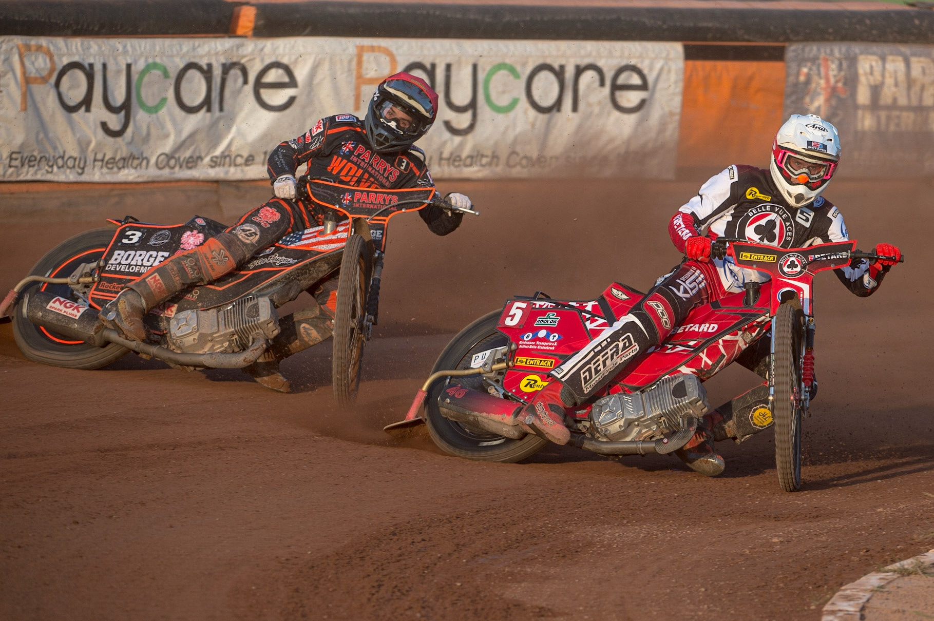 WOLVERHAMPTON, UK. JUN 20TH  Max Fricke  (White) inside Luke Bekker  (Red) during the SGB Premiership match between Wolverhampton Wolves and Belle Vue Aces at Monmore Green Stadium, Wolverhampton on Monday 20th June 2022. (Credit: Ian Charles | MI News)
