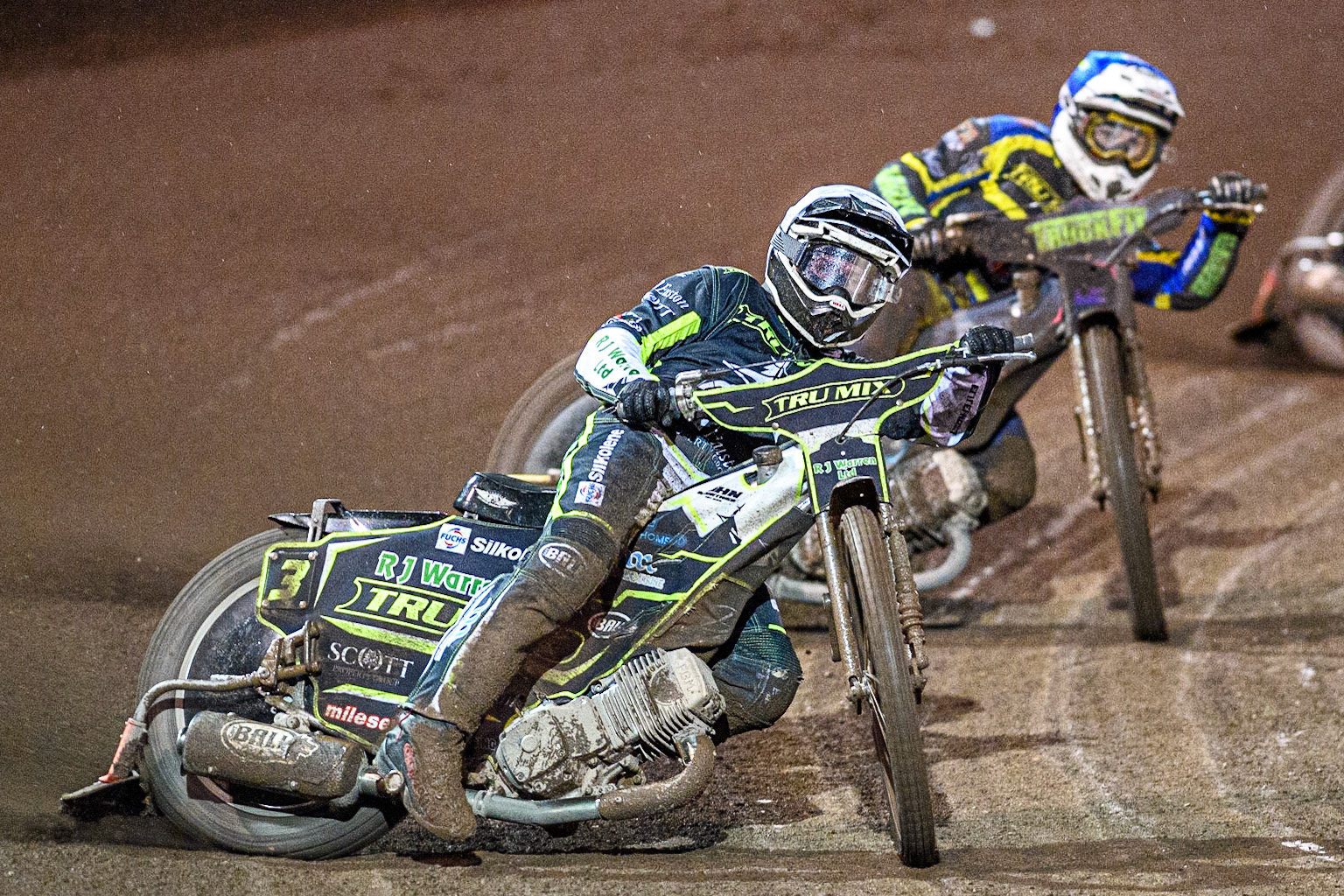 Danny King (White) leads  Josh Pickering (Blue) during the Sports Insure Premiership Grand Final Second Leg match between Sheffield Tigers and Ipswich Witches at Owlerton Stadium, Sheffield on Thursday 5th October 2023. (Photo: Ian Charles | MI News)