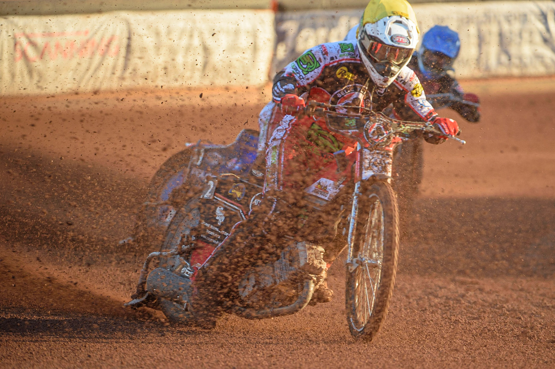 WOLVERHAMPTON, UK. JULY 26TH Richie Worrall (Yellow) is sprayed with dirt from the heat leader as he leads Brady Kurtz  (White) and Broc Nicol  (Blue) during the SGB Premiership match between Wolverhampton Wolves and Belle Vue Aces at the Ladbroke Stadium, Wolverhampton on Monday 26th July 2021. (Credit: Ian Charles | MI News)