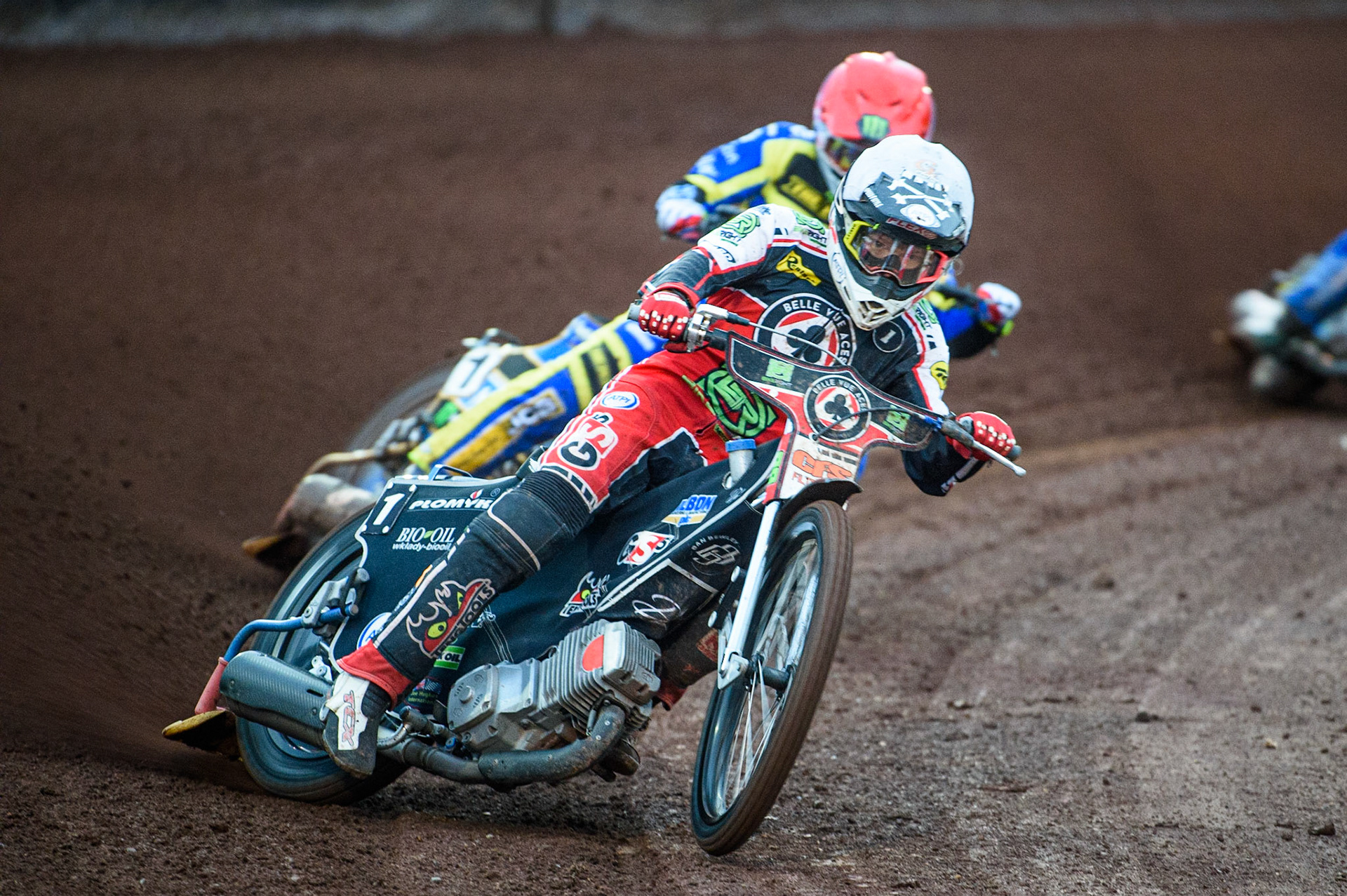 SHEFFIELD, UK. AUG 2NDDan Bewley  (White) leads Jack Holder  (Red) during the SGB Premiership match between Sheffield Tigers and Belle Vue Aces at Owlerton Stadium, Sheffield on Thursday 2nd September 2021. (Credit: Ian Charles | MI News)