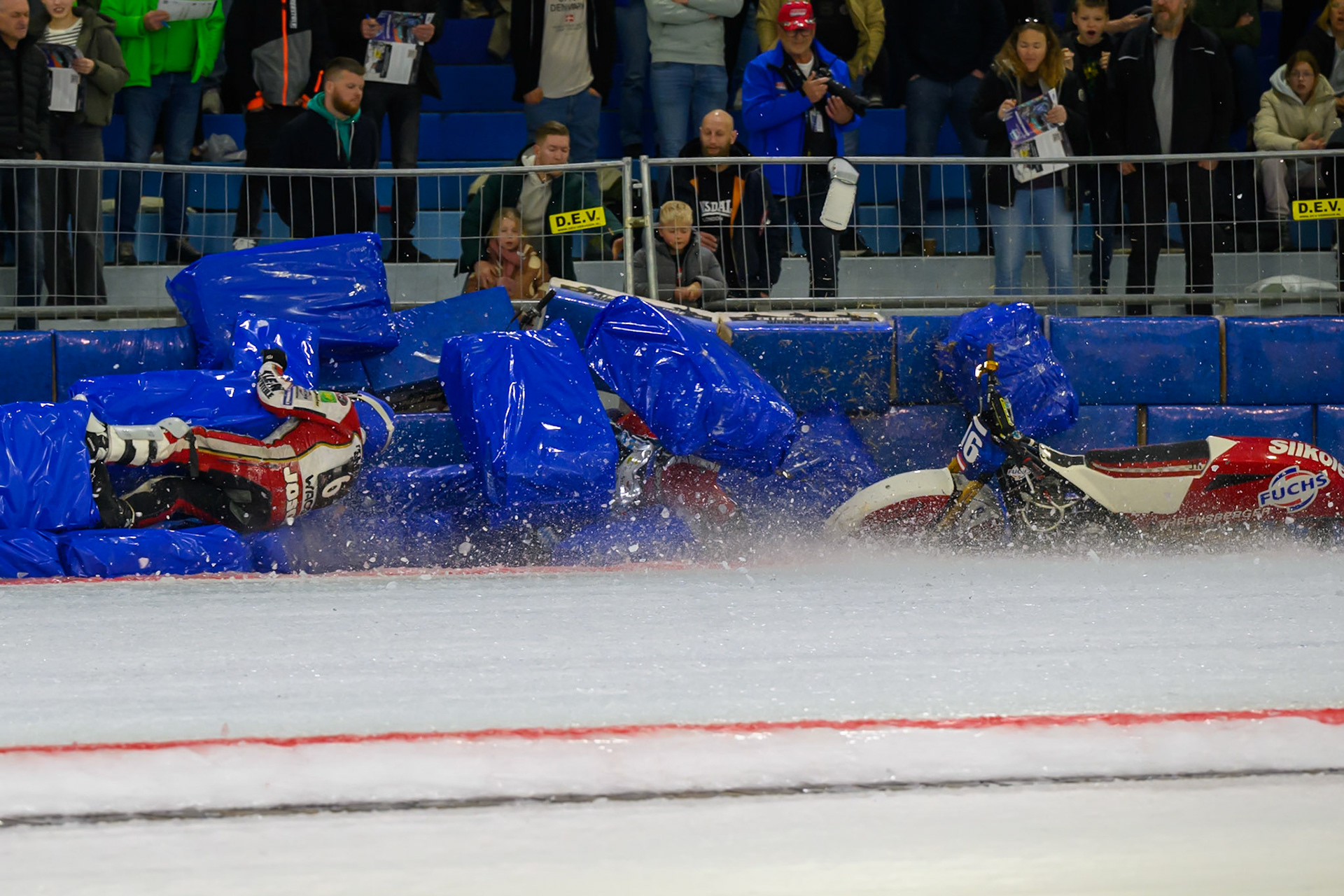 Simon Mayer of Germany in Red and Josef Kreuzberger of Austria in Blue collide and crash  during the ROELOF THIJS BOKAAL at Ice Rink Thialf, Heerenveen on Friday 10th April 2026.  (Photo: Ian Charles | MI News)