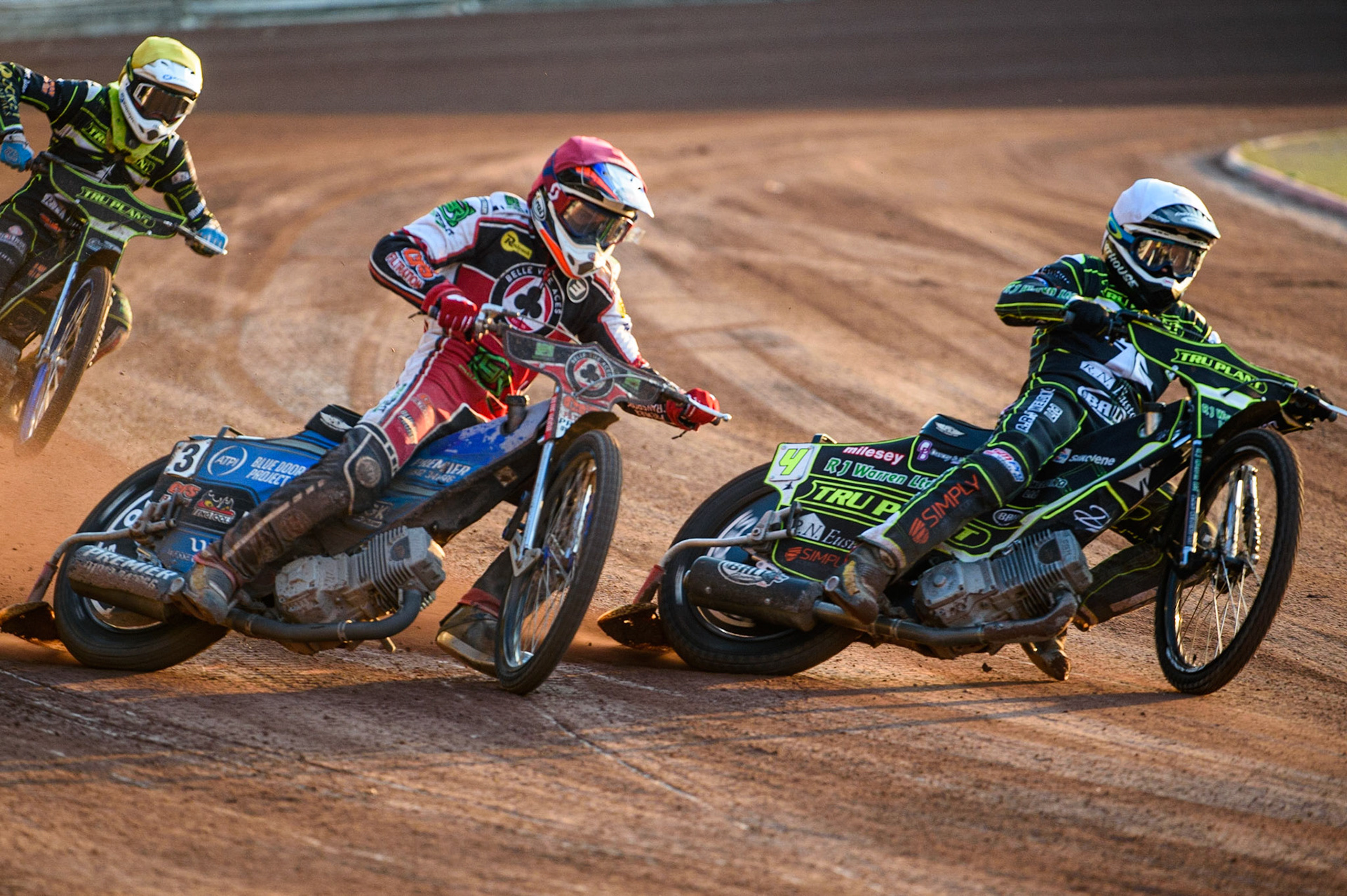 MANCHESTER UKDanny King  (White) inside Steve Worrall  (Red) during the SGB Premiership match between Belle Vue Aces and Ipswich Witches at the National Speedway Stadium, Manchester on Monday 2nd August 2021. (Credit: Ian Charles | MI News)