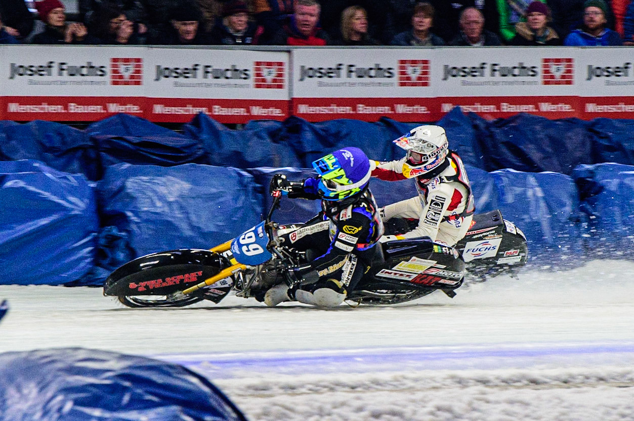Martin Haarahiltunen (199) (Blue) passes Franz Zorn (100) (White) during the Ice Speedway Gladiators World Championship Final 2 at Max-Aicher-Arena, Inzell, Germany on Sunday 19th March 2023. (Photo: Ian Charles | MI News)