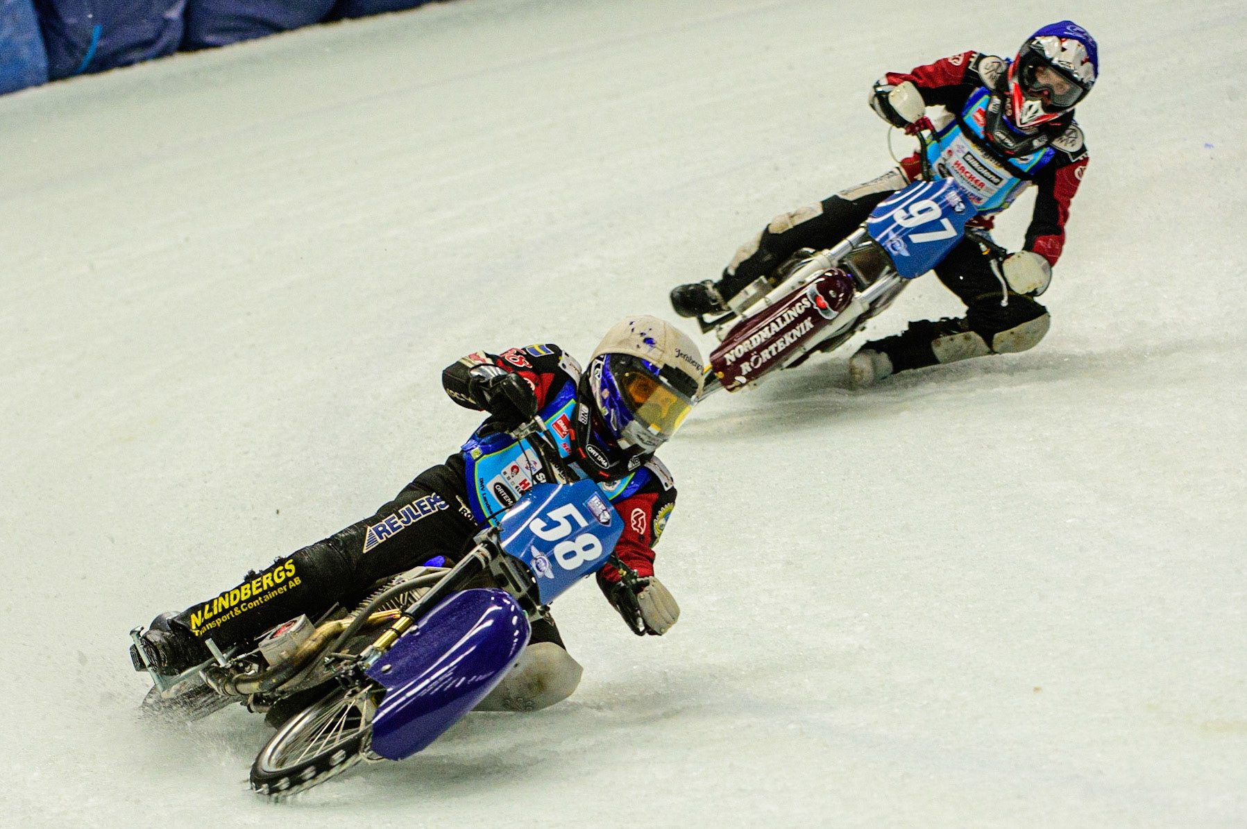 Stefan Svensson (White) leads Ove Ledström during the Race of Legends at the Max-Aicher-Arena, Inzell on Friday 17th March 2023. (Photo: Ian Charles | MI News)