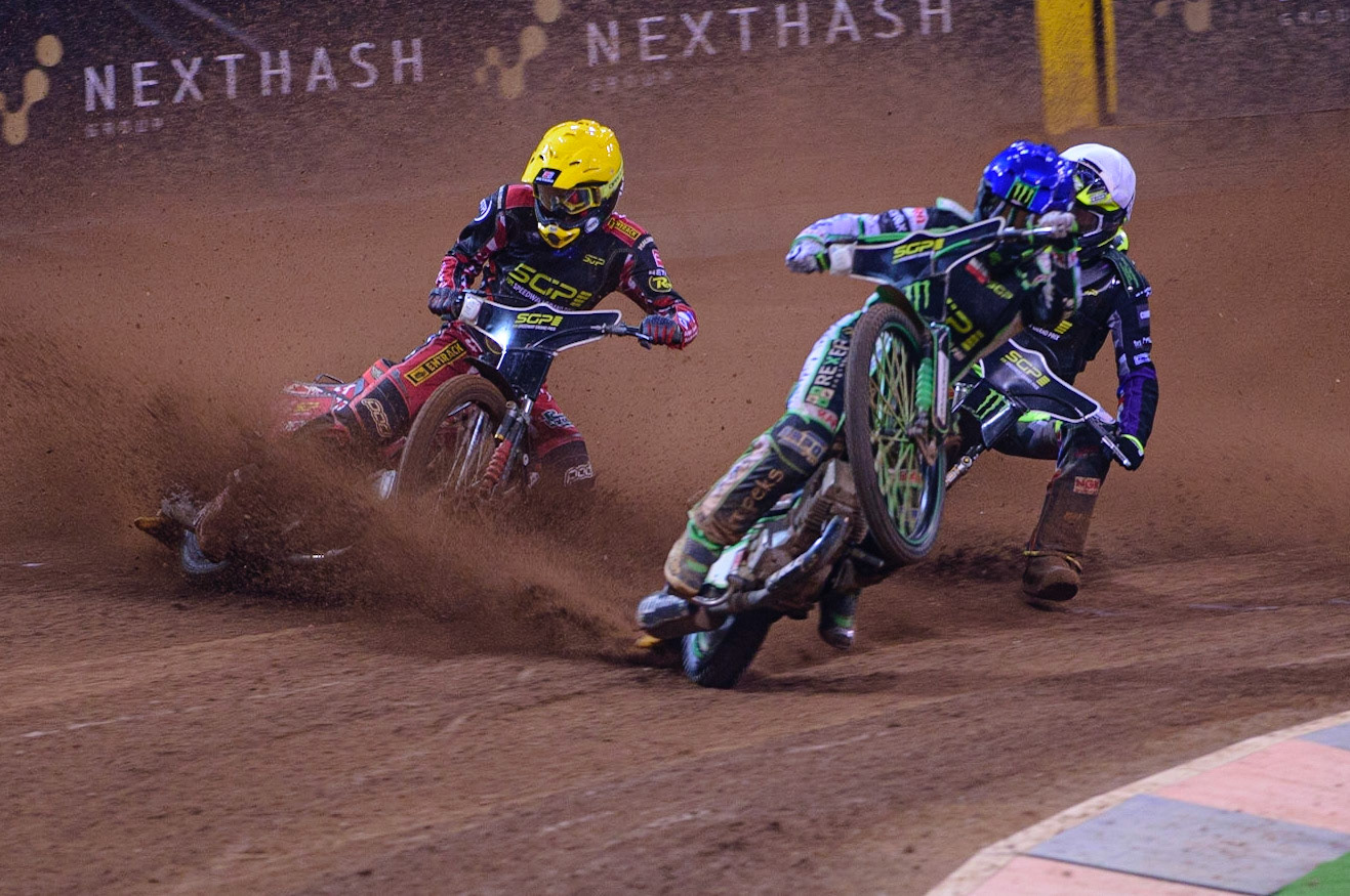 Patryk Dudek (692) (Blue) gets some lift ahead of  Max Fricke (46) (Yellow) and Tom Brennan (17) (White) during the FIM  Speedway Grand Prix of Great Britain at the Principality Stadium, Cardiff on Saturday 13th August 2022. (Credit: Ian Charles | MI News