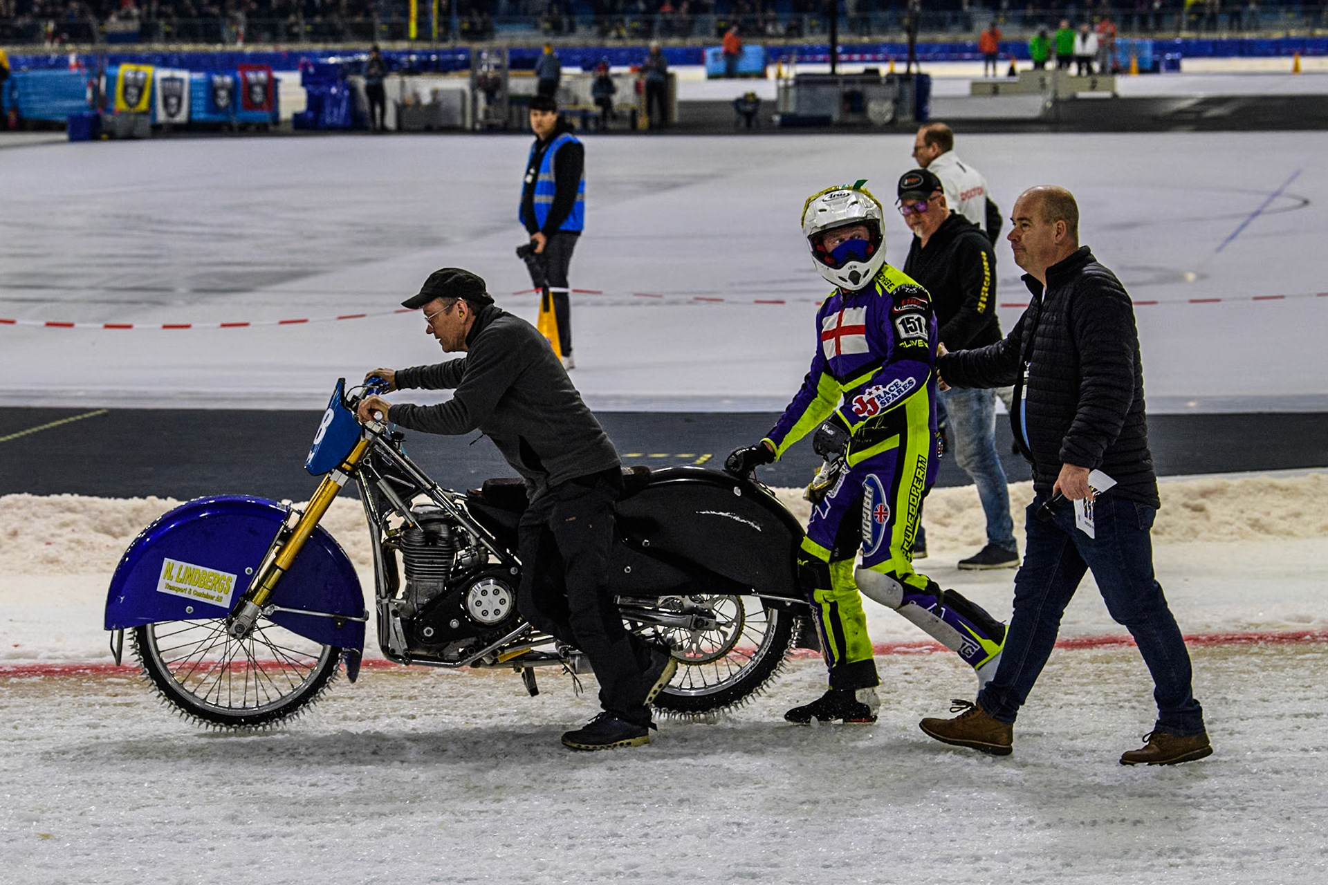 Paul Cooper of Great Britain walks back to the pits with members of his team after his fall during the Roelof Thijs Bokaal at Ice Rink Thialf, Heerenveen, The Netherlands on Friday 5th April 2024. (Photo: Ian Charles | MI News)
