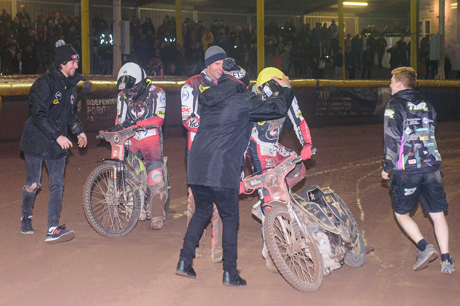 Norick Blödorn  (Yellow) and Tom Brennan   (White) are congratulated by their team mates on their Championship winning rides during the SGB Premiership Grand Final 2nd Leg between Sheffield Tigers and Belle Vue Aces at Owlerton Stadium, Sheffield on Thursday 13th October 2022. (Credit: Ian Charles | MI News)