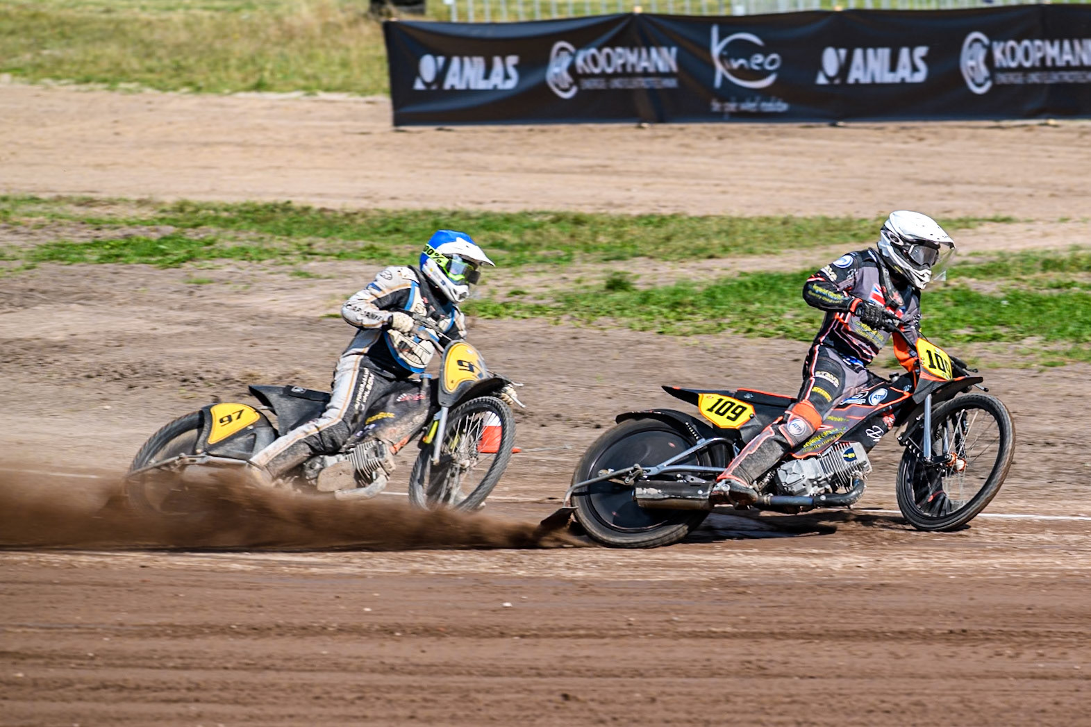 Zach Wajtknecht (109) of Great Britain in White leading Henri Ahlbom (97) of Finland in Blue during the FIM Long Track World Championship Final 5 at the Speed Centre Roden, Roden, Netherlands on Sunday 22nd September 2024. (Photo: Ian Charles | MI News)