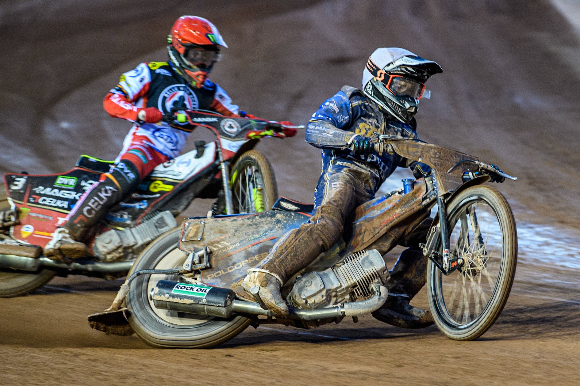 Ben Cook of Kings Lynn Stars in White leading Jaimon Lidsey of Belle Vue Aces in Red during the Rowe Motor Oil Premiership match between Belle Vue Aces and King's Lynn Stars at the National Speedway Stadium, Manchester on Monday 5th April 2025. (Photo: Ian Charles | MI News)