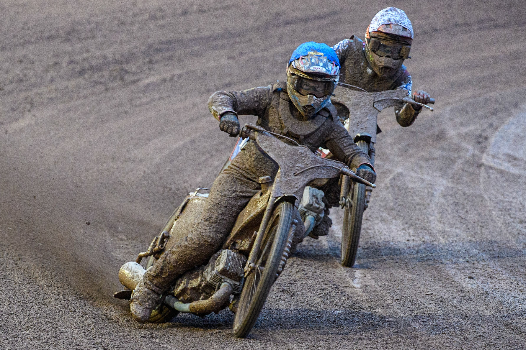 Sam Hagon (Blue) leads Dan Bewley (White) during the Sports Insure British Speedway Final at the National Speedway Stadium, Manchester on Monday 14th August 2023. (Photo: Ian Charles | MI News)