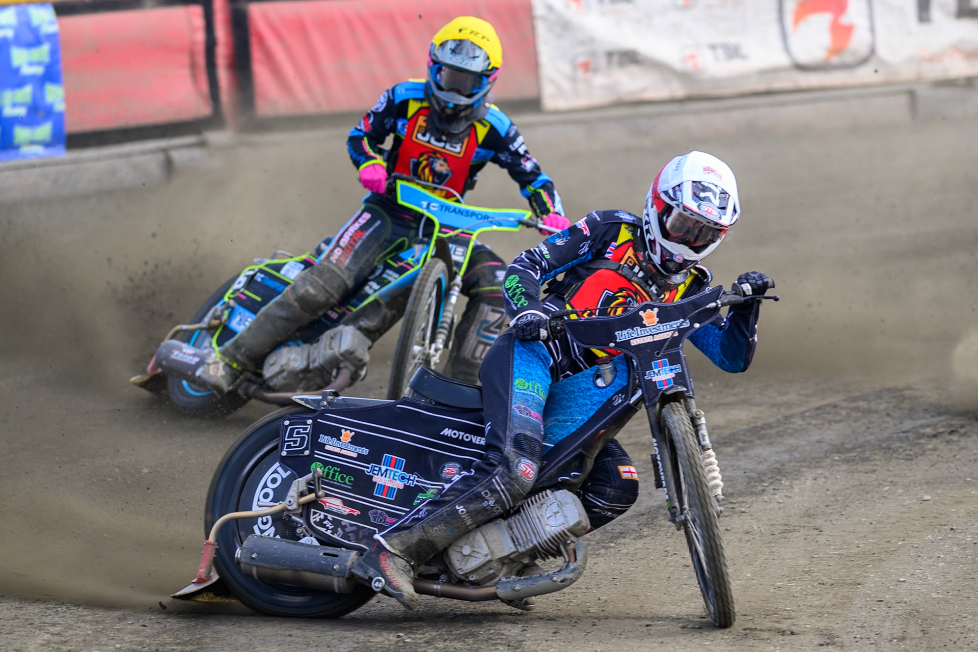 Freddy Hodder of Leicester Lion Cubs  in White leading Eli Meadows of Leicester Lion Cubs in Yellow during the Challenge match between Buxton Bulls and Leicester Lion Cubs at Hi-Edge Speedway, Buxton on Sunday 26th April 2026. (Photo: Ian Charles | MI News)