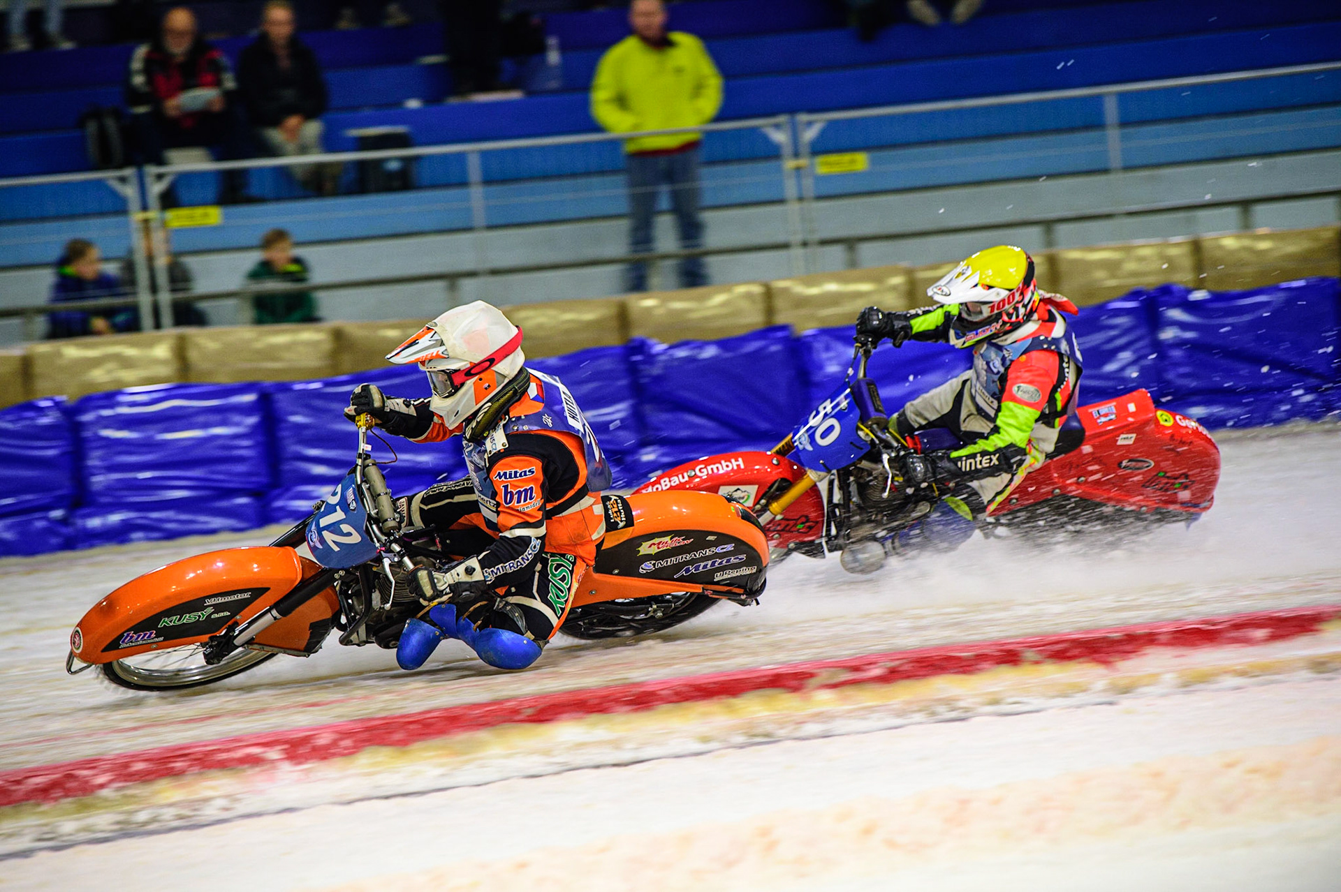 HEERENVEEN, NL.Lukas Hutla (212) (White) leads Harald Simon (50) (Yellow)   during the FIM Ice Speedway Gladiators World Championship Final 4 at Ice Rink Thialf, Heerenveen on Sunday  3 April 2022. (Credit: Ian Charles | MI News)