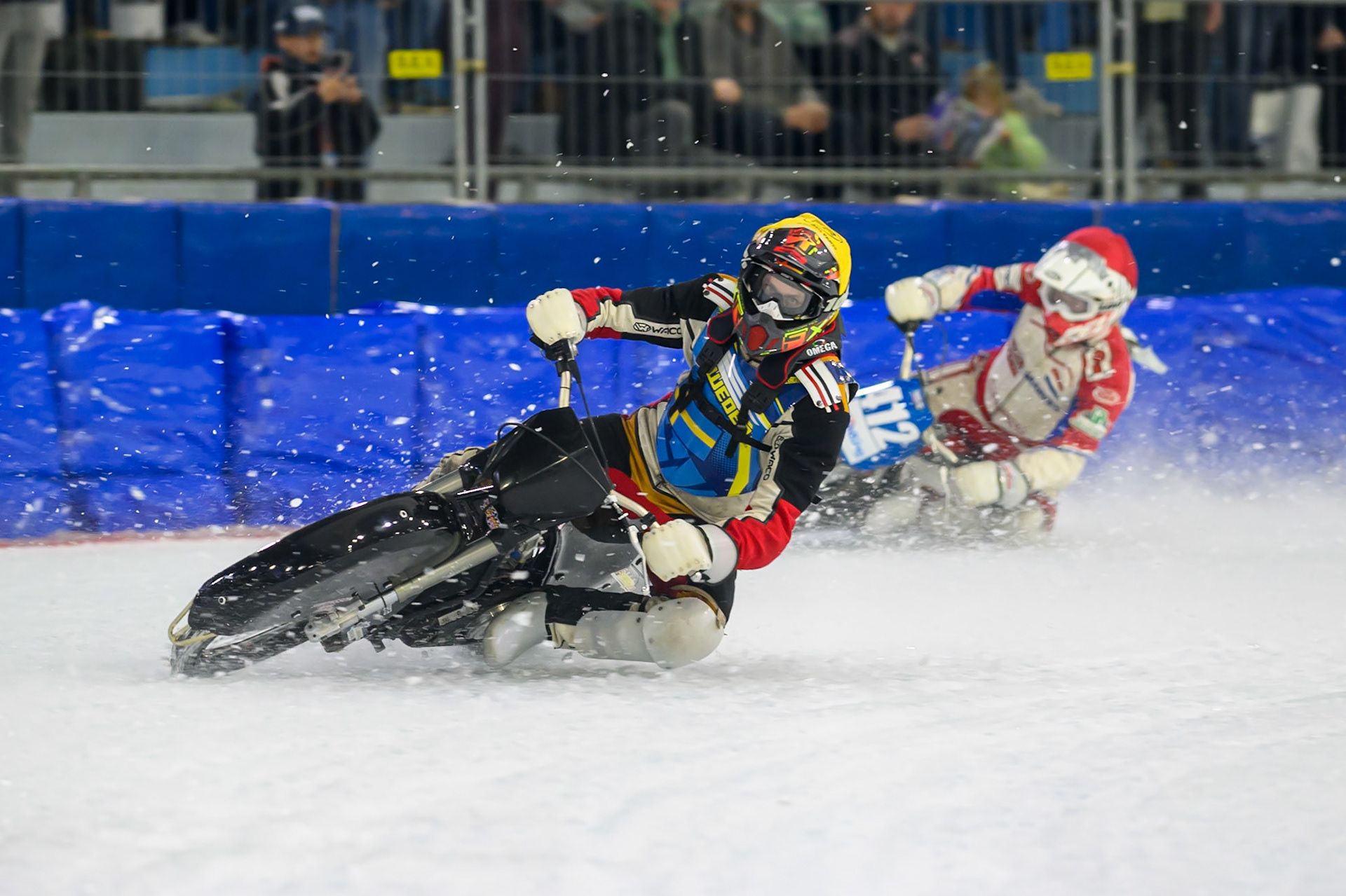 Emil Lingvall of Sweden  in Yellow leading Niek Schaap of The Netherlands  in Red during the ROELOF THIJS BOKAAL at Ice Rink Thialf, Heerenveen on Friday 10th April 2026.  (Photo: Ian Charles | MI News)