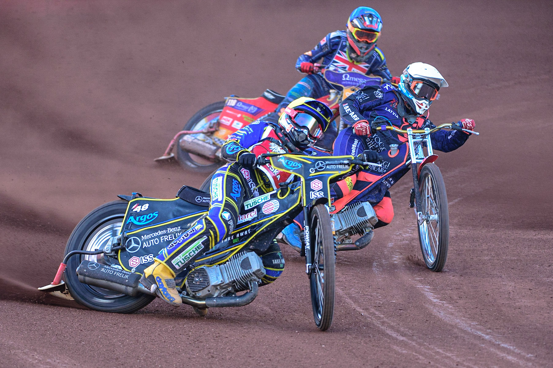 Szymon Woźniak (Poland) (Yellow) leads Andzejs Lebedevs (Latvia) (White) and Drew Kemp (Great Britain) (Blue) during the FIM Speedway Grand Prix Challenge at the Peugeot Ashfield Stadium, Glasgow on Saturday 20th August 2022. (Credit: Ian Charles | MI News)