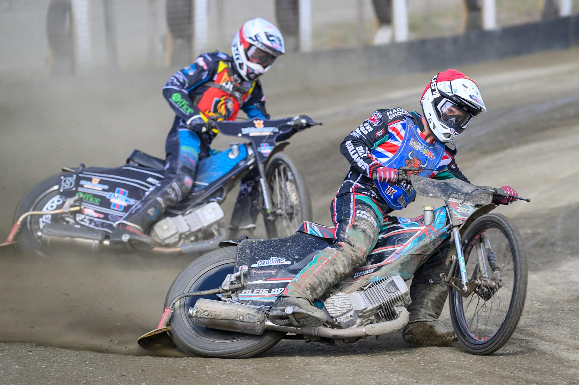 Alfie Bowtell of Buxton Bulls  in Red leading Freddy Hodder of Leicester Lion Cubs  in White during the Challenge match between Buxton Bulls and Leicester Lion Cubs at Hi-Edge Speedway, Buxton on Sunday 26th April 2026. (Photo: Ian Charles | MI News)