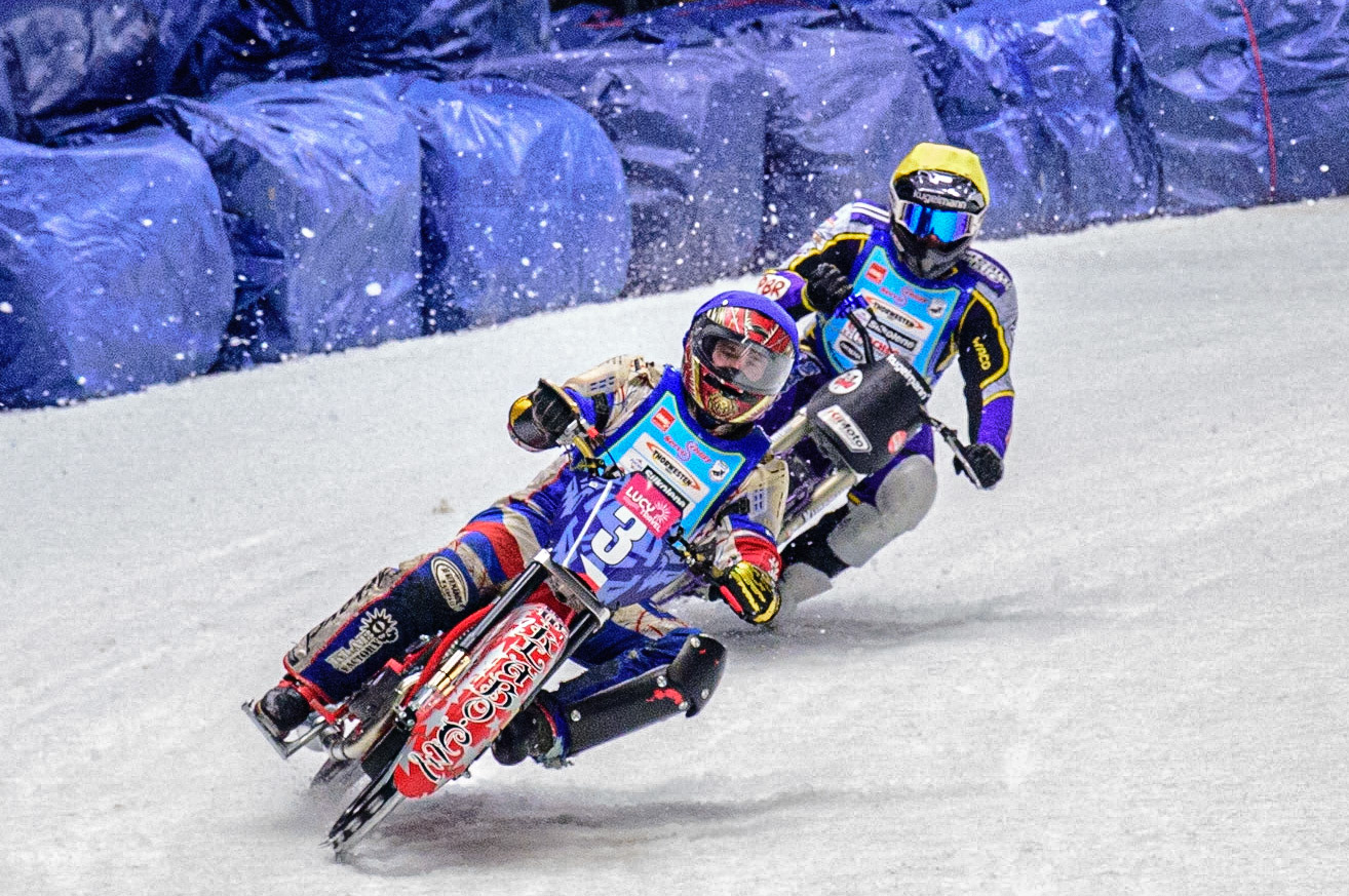 Antonin Klatovsky (Blue) leads Christoph Kirchner (Yellow) during the Race of Legends at the Max-Aicher-Arena, Inzell on Friday 17th March 2023. (Photo: Ian Charles | MI News)