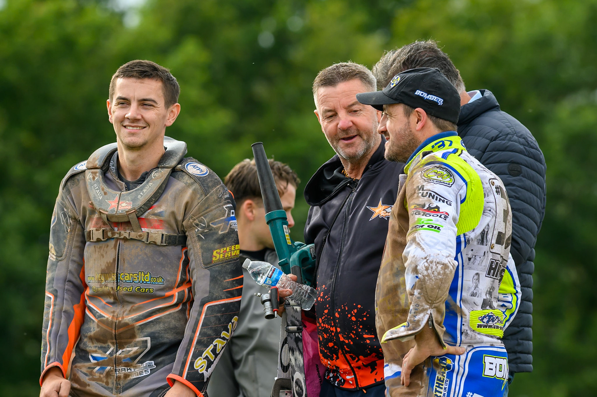 (L to R) Zach Wajtknecht (109) of Great Britain , \Zach’s father and Chris Harris (37) of Great Britain chat during the break in racing during the FIM Long Track World Championship Final 4, at the Speed Centre Roden, Netherlands on Sunday 21st September 2025. (Photo: Ian Charles | MI News)during the FIM Long Track World Championship Final 4, at the Speed Centre, Roden on Sunday 21st September 2025. (Photo: Ian Charles | MI News)