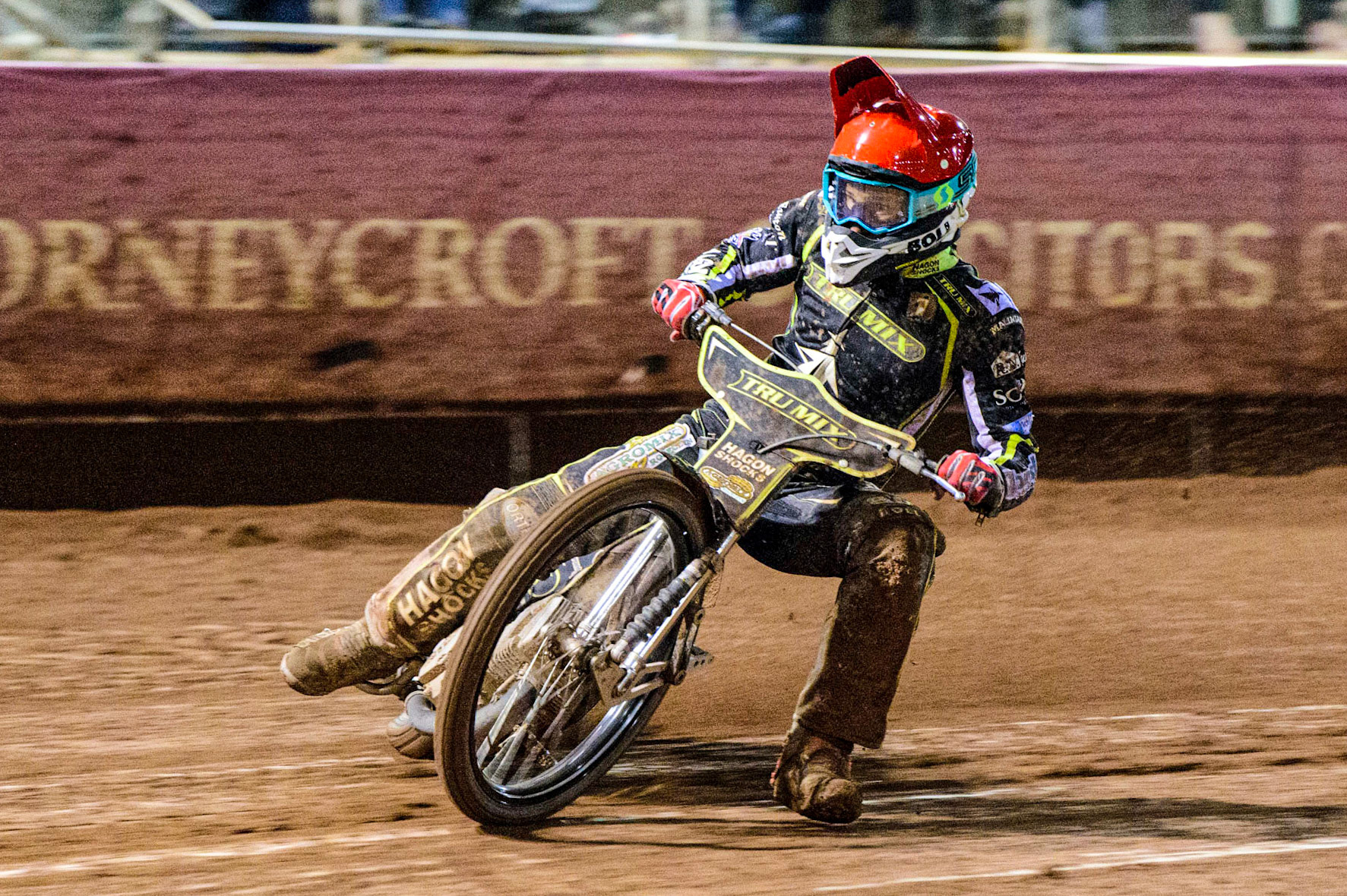 Jason Doyle in action as his helmet peak rises up  during the Grant Henderson Pairs at the National Speedway Stadium, Manchester on Thursday 27th October 2022. (Credit: Ian Charles | MI NEWS)