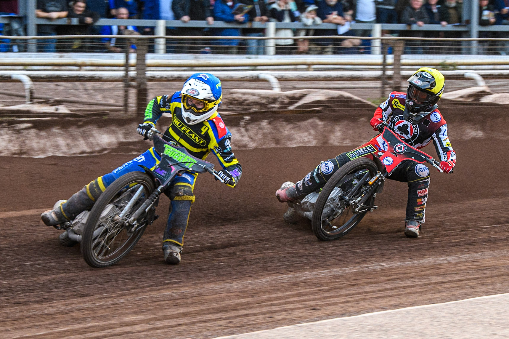 Dan Gilkes (Blue) leads Connor Bailey (Yellow) during the Sports Insure Premiership match between Sheffield Tigers and Belle Vue Aces at Owlerton Stadium, Sheffield on Thursday 20th July 2023. (Photo: Ian Charles | MI News)