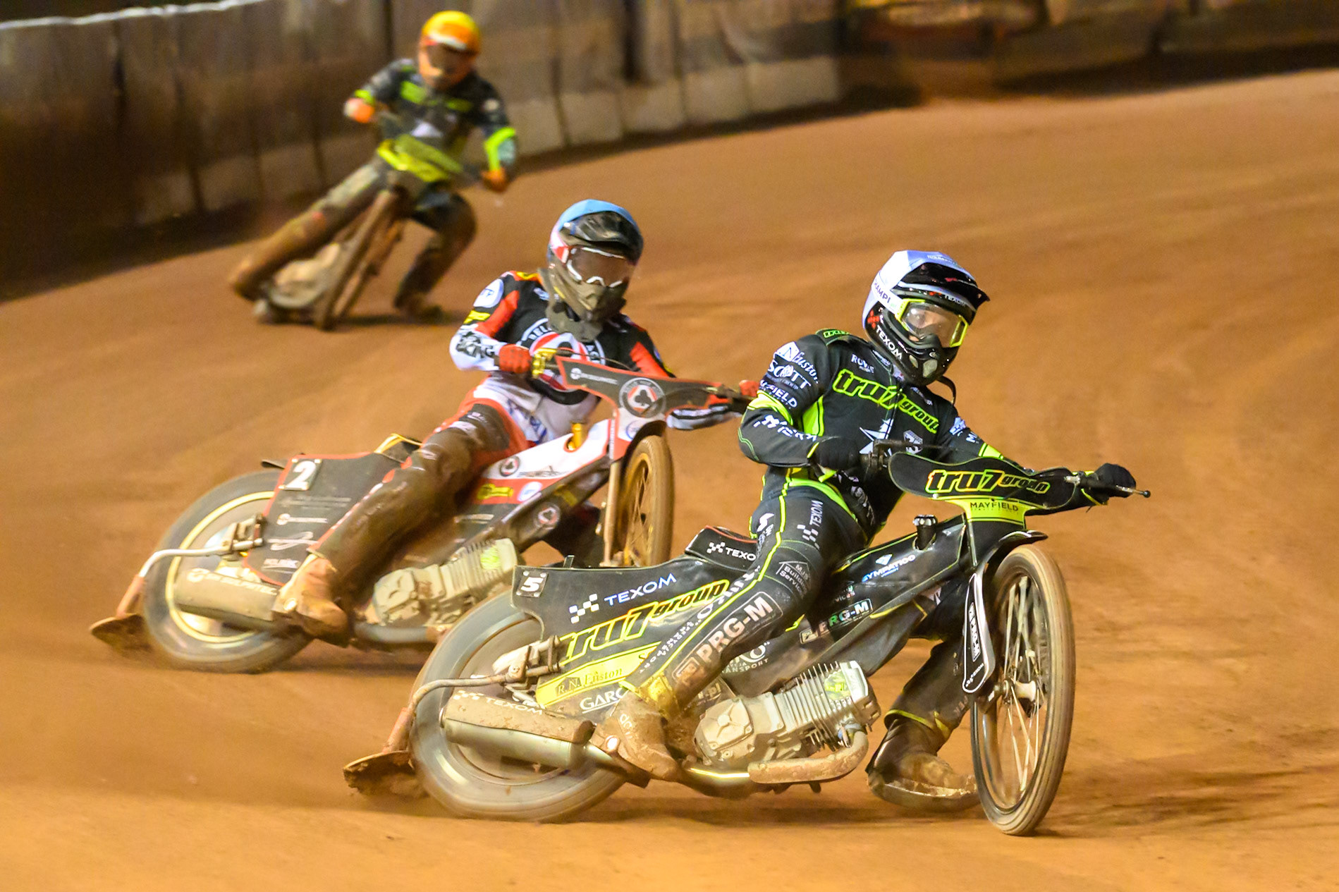 Tobias Musielak of Ipswich Witches in White leading Norick Blödorn of Belle Vue Aces in Blue  during the Rowe Motor Oil Premiership Play Off Semi Final 2nd leg match between Belle Vue Aces and Ipswich Witches at the National Speedway Stadium, Manchester on Monday 28th September 2026. (Photo: Ian Charles | MI News)