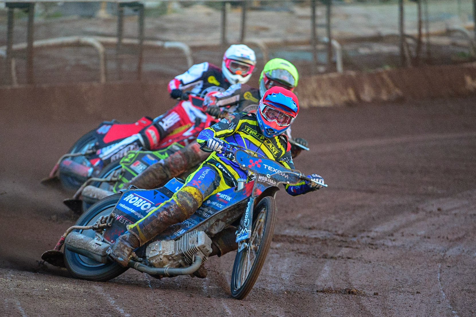 SHEFFIELD, UK. APR 14TH   Tobiasz Musielak  (Red) leads Jye Etheridge  (Yellow) and Max Fricke  (White)  during the SGB Premiership League Cup match between Sheffield Tigers and Belle Vue Aces at Owlerton Stadium, Sheffield on Thursday 14th April 2022. (Credit: Ian Charles | MI News)