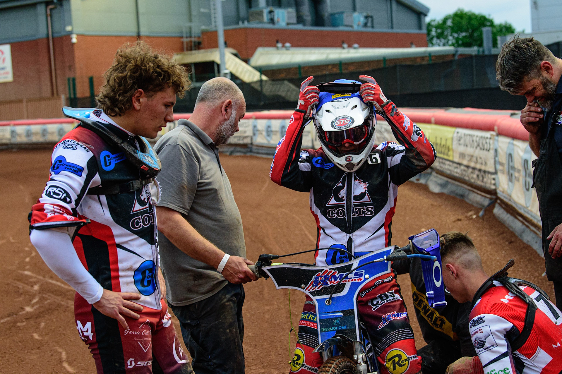 MANCHESTER, UK. JUN 24TH  Archie Freeman  (centre) adjusts his goggles, whilst Freddy Hodder (right) checks out his machine with Harry McGurk  (left) looks on during the National Development League match between Belle Vue Colts and Berwick Bullets at the National Speedway Stadium, Manchester on Friday 24th June 2022. (Credit: Ian Charles | MI News)