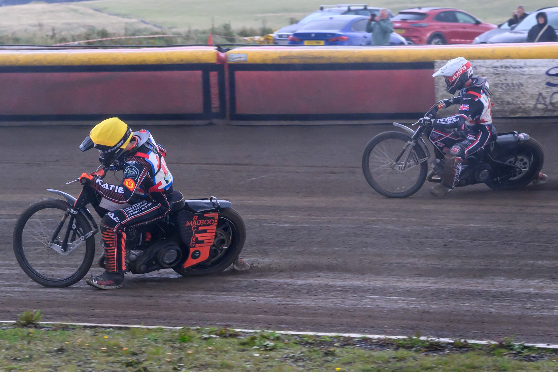 Bailey Fellows in Yellow leading Jack Shimelt in White during the Derbyshire Open at Hi-Edge Speedway, Buxton on Sunday 27th September 2026. (Photo: Ian Charles | MI News)