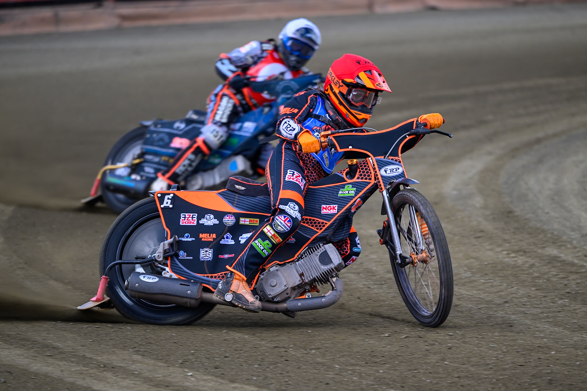 Jack Smith of Buxton Bulls   in Red leading Jack Kingston of NDL Nomads    in White during the  Challenge match between Buxton Bulls and NDL Nomads at Hi-Edge Speedway, Buxton on Sunday 19th April 2026. (Photo: Ian Charles | MI News)