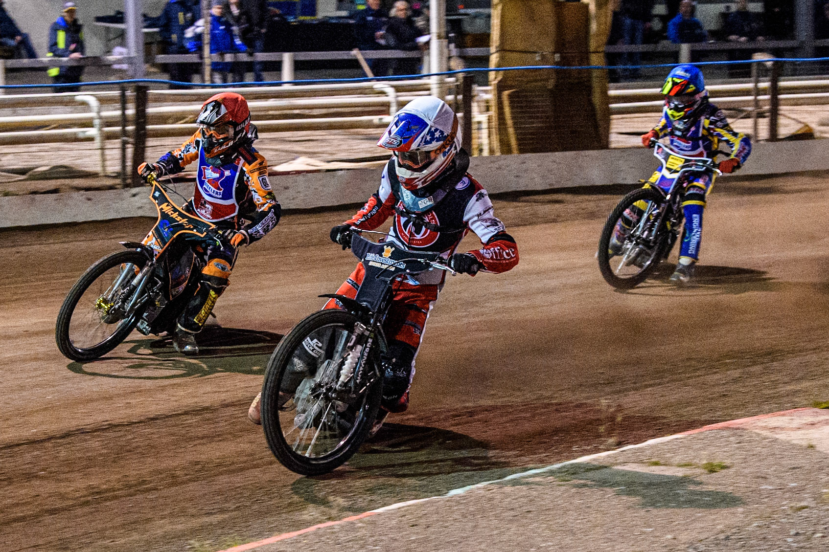 Belle Vue Colts' Freddy Hodder in White leading Steelers' Mickie Simpson in Red and Steelers' Vinnie Foord in Blue during the WSRA National Development League match between Steelers and Belle Vue Colts at Owlerton Stadium, Sheffield on Monday 5th May 2025. (Photo: Ian Charles | MI News)