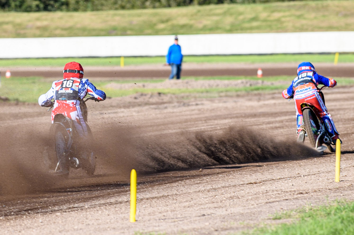 Chris Harris (Red) chases Romano Hummel (Blue) during the FIM Long Track Of Nations event at the Speed Centre Roden on Sunday 24th September 2023. (Photo: Ian Charles | MI News)