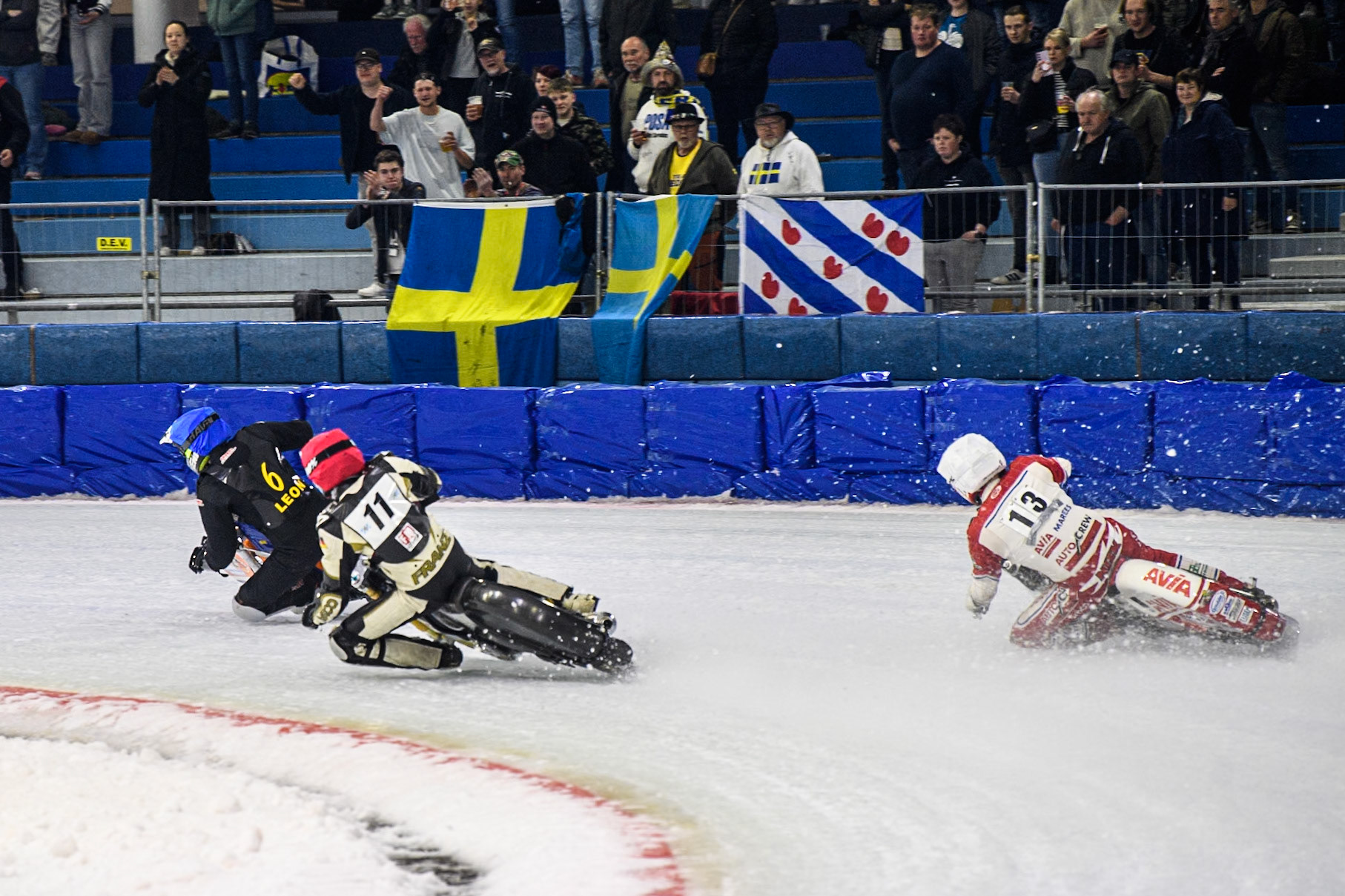 Niek Schaap of The Netherlands in White chases Franz Mayerbüchler of Germany in Red and Leon Kramer of The Netherlands in Blue during the Roelof Thijs Bokaal, Ice Rink Thialf, Heerenveen, Netherlands on Friday 4th April 2025. (Photo: Ian Charles | MI News)