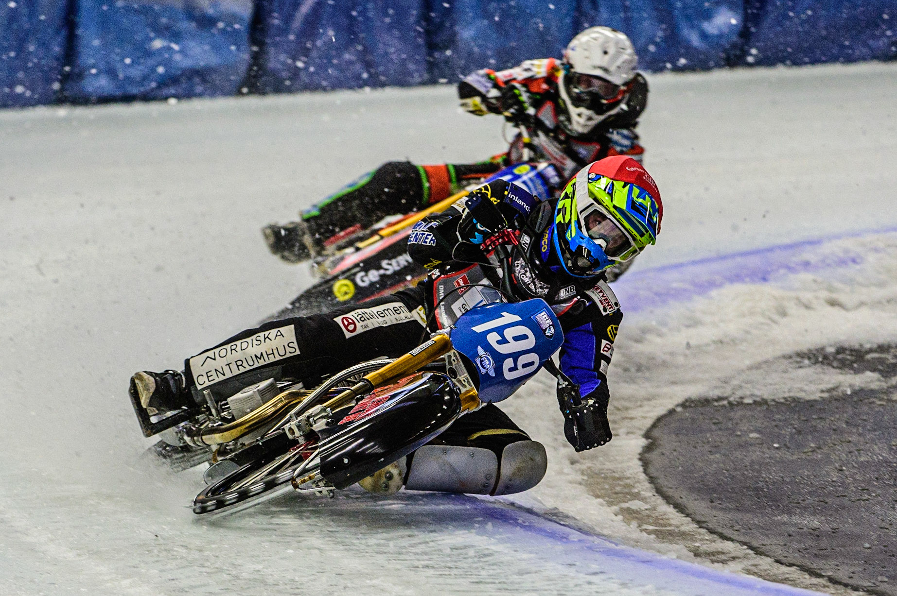Martin Haarahiltunen (199) (Red) leads Markus Jell (82) (White) during the Ice Speedway Gladiators World Championship Final 1 at Max-Aicher-Arena, Inzell, Germany on Saturday 18th March 2023. (Photo: Ian Charles | MI News)