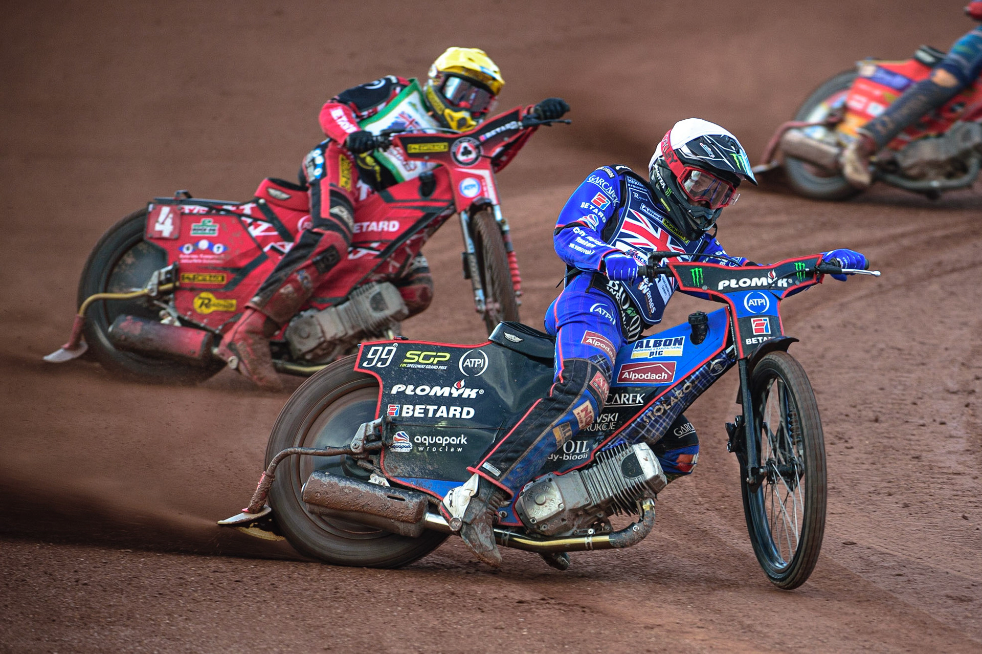 Dan Bewley (Great Britain) (White) leads Max Fricke (Australia) (Yellow)  during the FIM Speedway Grand Prix Challenge at the Peugeot Ashfield Stadium, Glasgow on Saturday 20th August 2022. (Credit: Ian Charles | MI News)