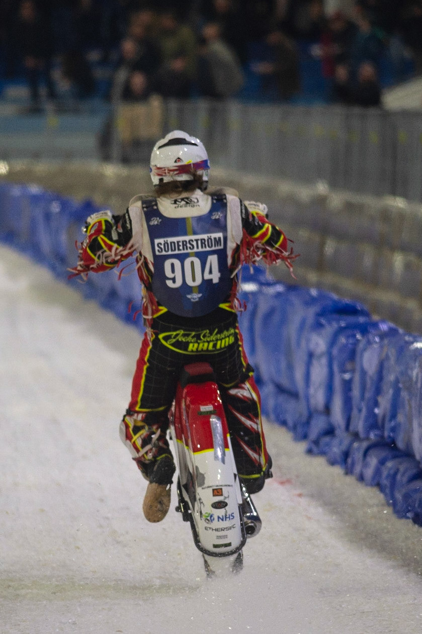 HEERENVEEN, NL. Joakim Söderström (904) celebrates his win with a wheelie during the FIM Ice Speedway Gladiators World Championship Final 3 at Ice Rink Thialf, Heerenveen on Saturday  2 April 2022. (Credit: Ian Charles | MI News)