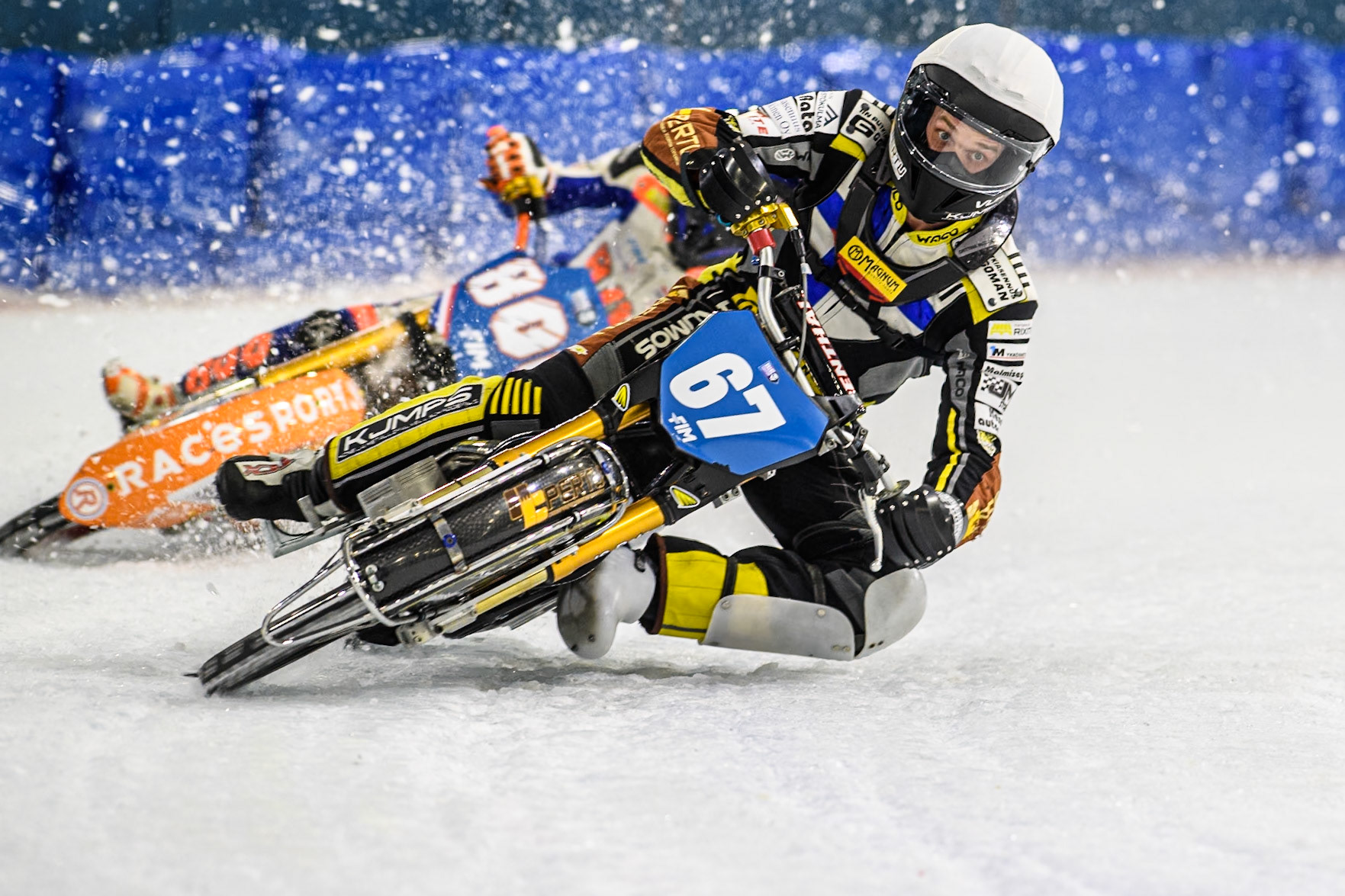 Heikki Huusko (67) of Finland in White leading Jasper Iwema (800) of The Netherlands in Blue during the FIM Ice Speedway Gladiators World Championship, Final 3 at the Ice Stadium, Thialf, Heerenveen on Saturday 5th April 2025. (Photo: Ian Charles | MI News)