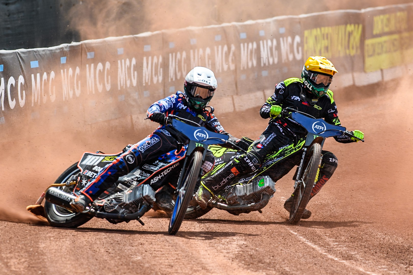Brady Kurtz (101) of Australia in White leading Martin Vaculik (54) of Slovakia is the sprint race during the ATPI FIM Speedway Grand Prix Round 4 at the National Speedway Stadium, Manchester, on Friday 6th June 2025. (Photo: Ian Charles | MI News)