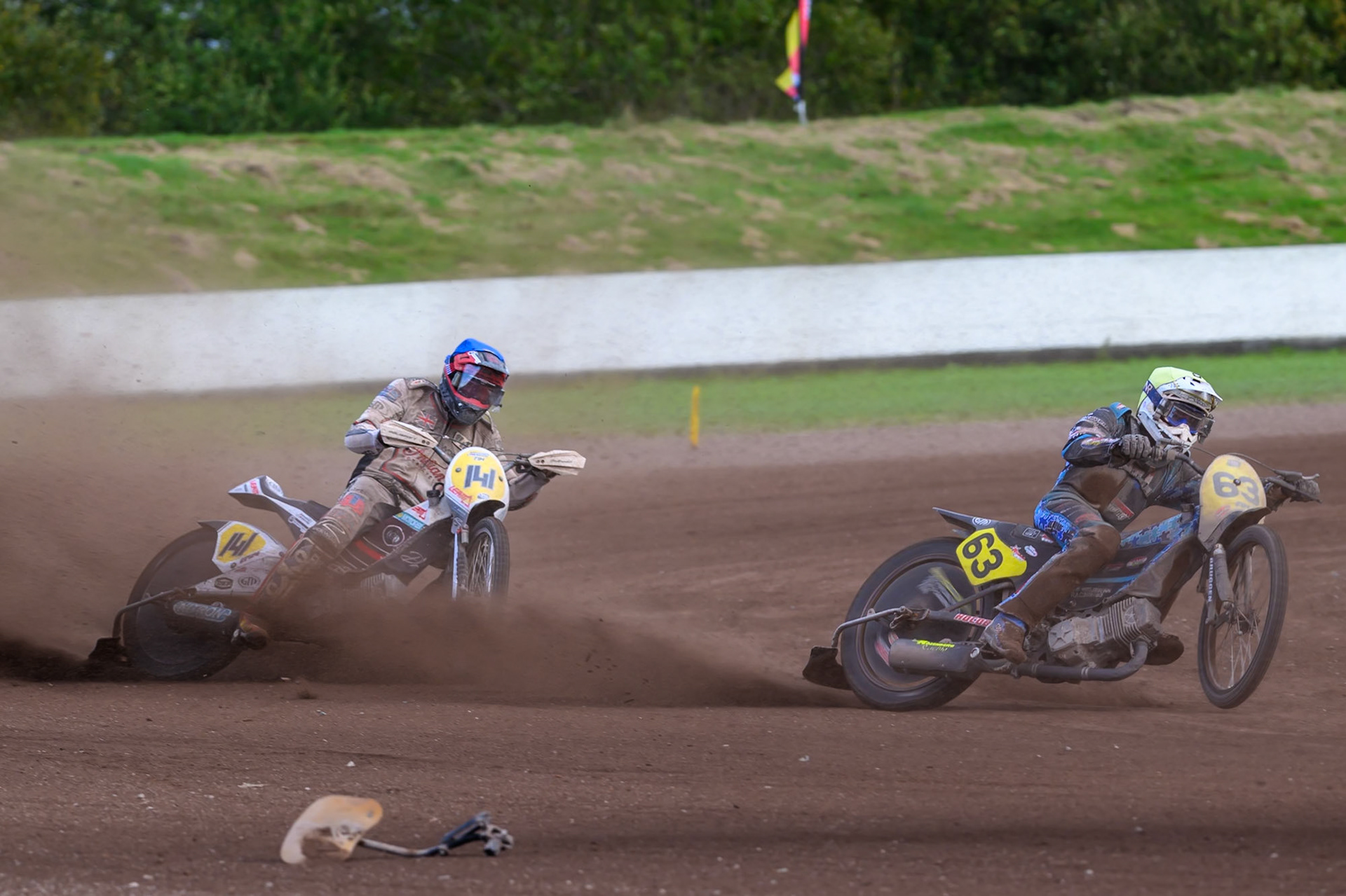 Dave Meijerink (63) of The Netherlands in White leading Andrew Appleton (141) of Great Britain in Blue just before Appleton hit Finehage’s dirt deflector can cause him to leave the track during the FIM Long Track World Championship Final 4, at the Speed Centre Roden, Netherlands on Sunday 21st September 2025. (Photo: Ian Charles | MI News)during the FIM Long Track World Championship Final 4, at the Speed Centre, Roden on Sunday 21st September 2025. (Photo: Ian Charles | MI News)