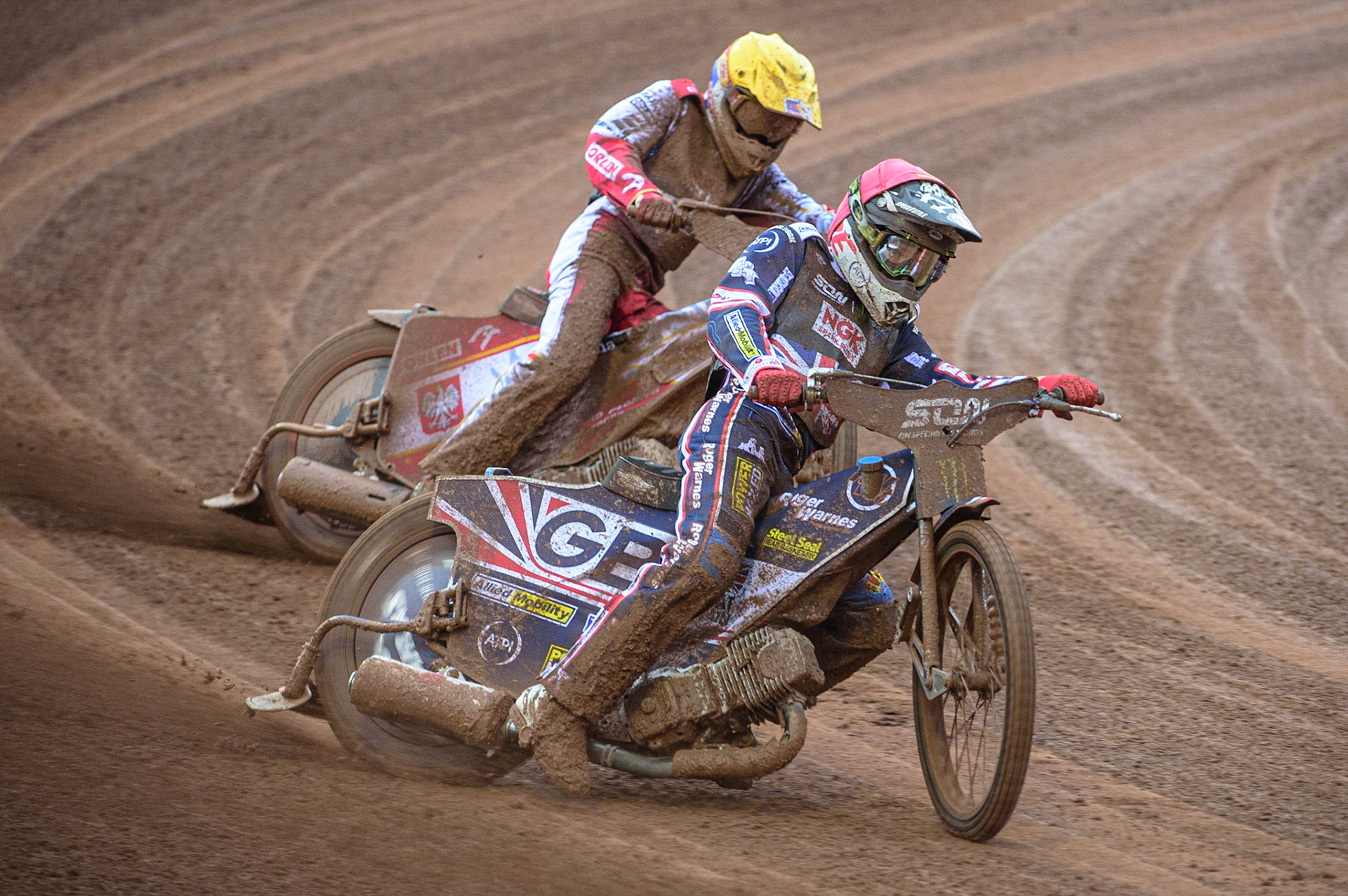 MANCHESTER, UK. OCT 17TH Dan Bewley of Great Britain (Red) leads Maciej Janowski of Poland (Yellow) during the Monster Energy FIM Speedway of Nations at the National Speedway Stadium, Manchester on Sunday  17th October 2021. (Credit: Ian Charles | MI News)