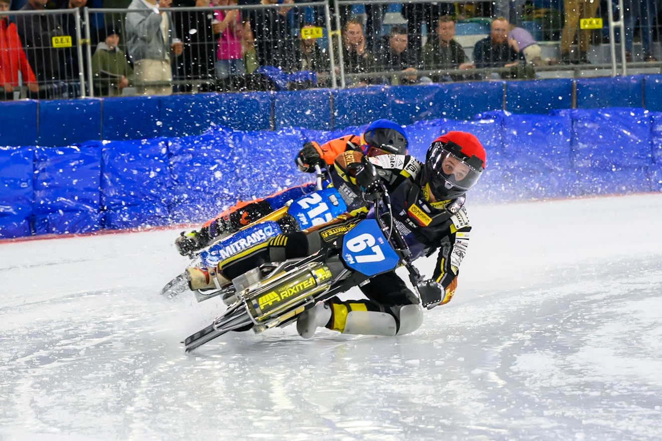 Heikki Huusko (67) of Finland in Red leading Lukas Hutla (212) of Czechia in Blue during the FIM Ice Speedway Gladiators World Championship Final 3 at Ice Rink Thialf, Heerenveen on Saturday 11th April 2026. (Photo: Ian Charles | MI News)