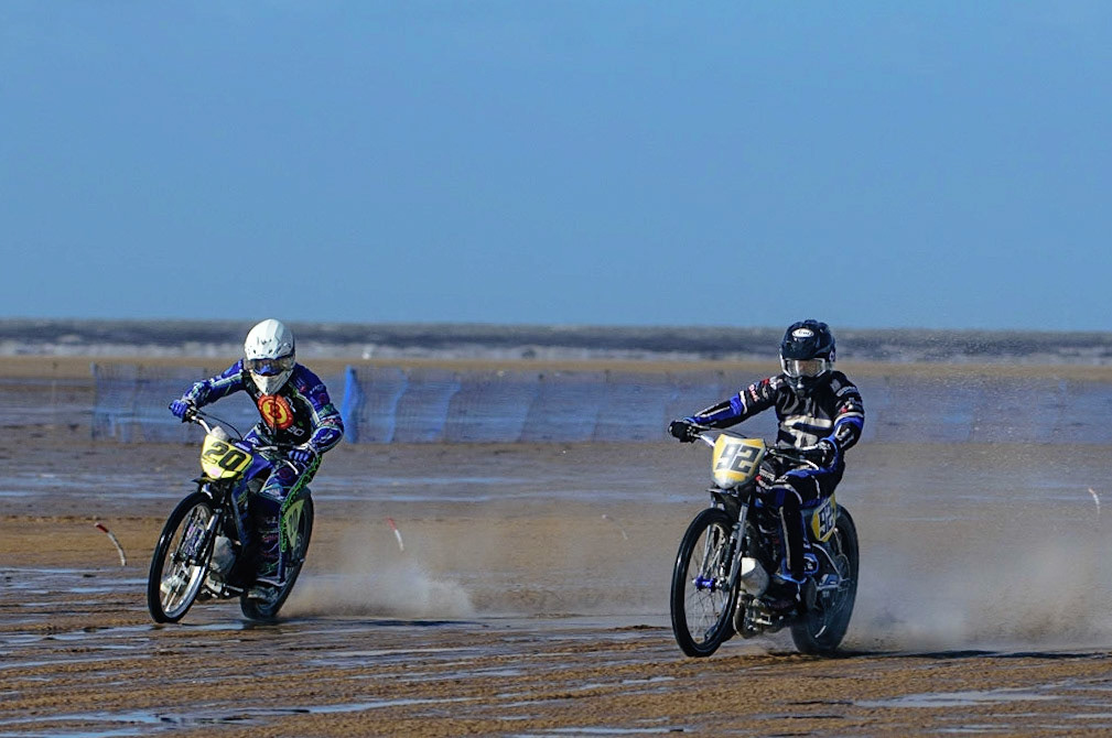 Charley Powell (92) inside Aaron Butcher (20) during the Fylde ACU British Sand Racing Masters Championship on  Sunday 2nd October 2022. (Credit: Ian Charles | MI News)\s092\ inside Aaron Butcher (20)