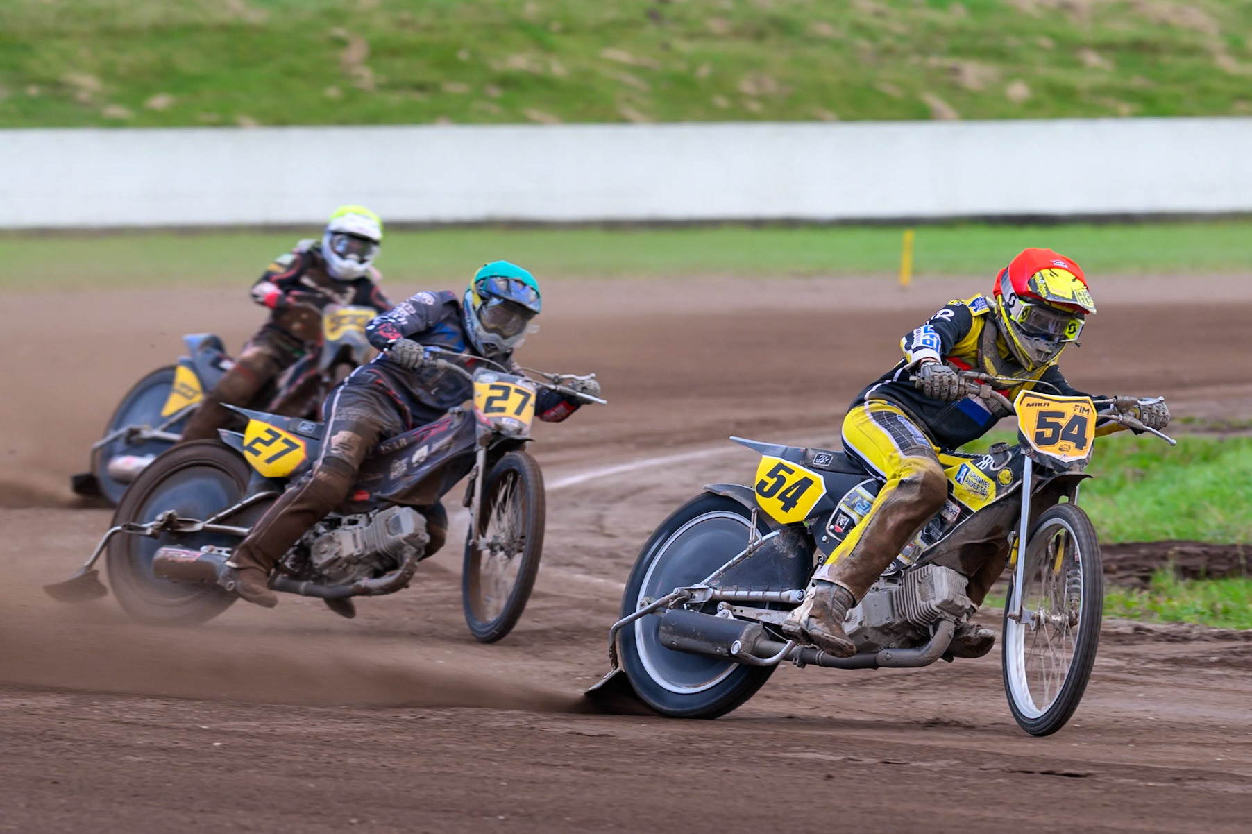 Mika Meijer (54) of The Netherlands in Red leading Mathias Trésarrieu (27) of France in Green and Wild Card Rider Romano Hummel (15) of The Netherlands in Blue during the FIM Long Track World Championship Final 4, at the Speed Centre Roden, Netherlands on Sunday 21st September 2025. (Photo: Ian Charles | MI News)during the FIM Long Track World Championship Final 4, at the Speed Centre, Roden on Sunday 21st September 2025. (Photo: Ian Charles | MI News)
