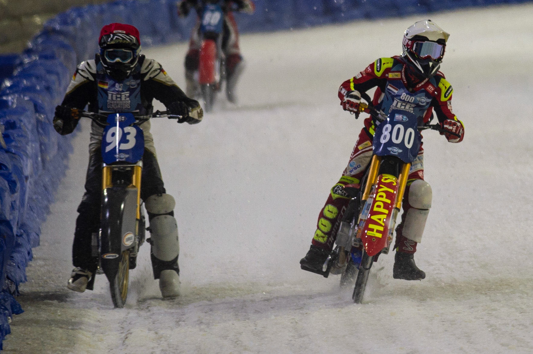 HEERENVEEN, NL.Jasper Iwema (800) (White) inside Franz Mayerbüchler (93) (Red) during the FIM Ice Speedway Gladiators World Championship Final 3 at Ice Rink Thialf, Heerenveen on Saturday  2 April 2022. (Credit: Ian Charles | MI News)