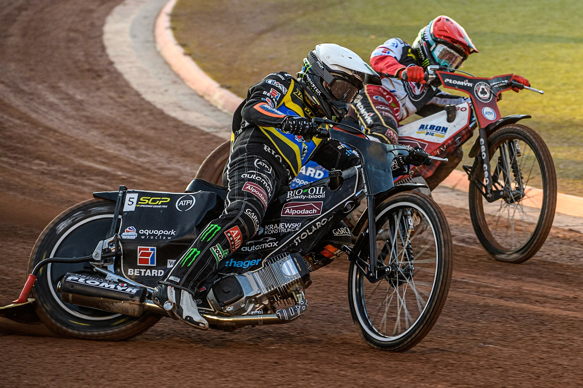 Tai Woffinden (White) outside Dan Bewley (Red) during the Sports Insure Premiership match between Belle Vue Aces and Sheffield Tigers at the National Speedway Stadium, Manchester on Monday 7th August 2023. (Photo: Ian Charles | MI News)