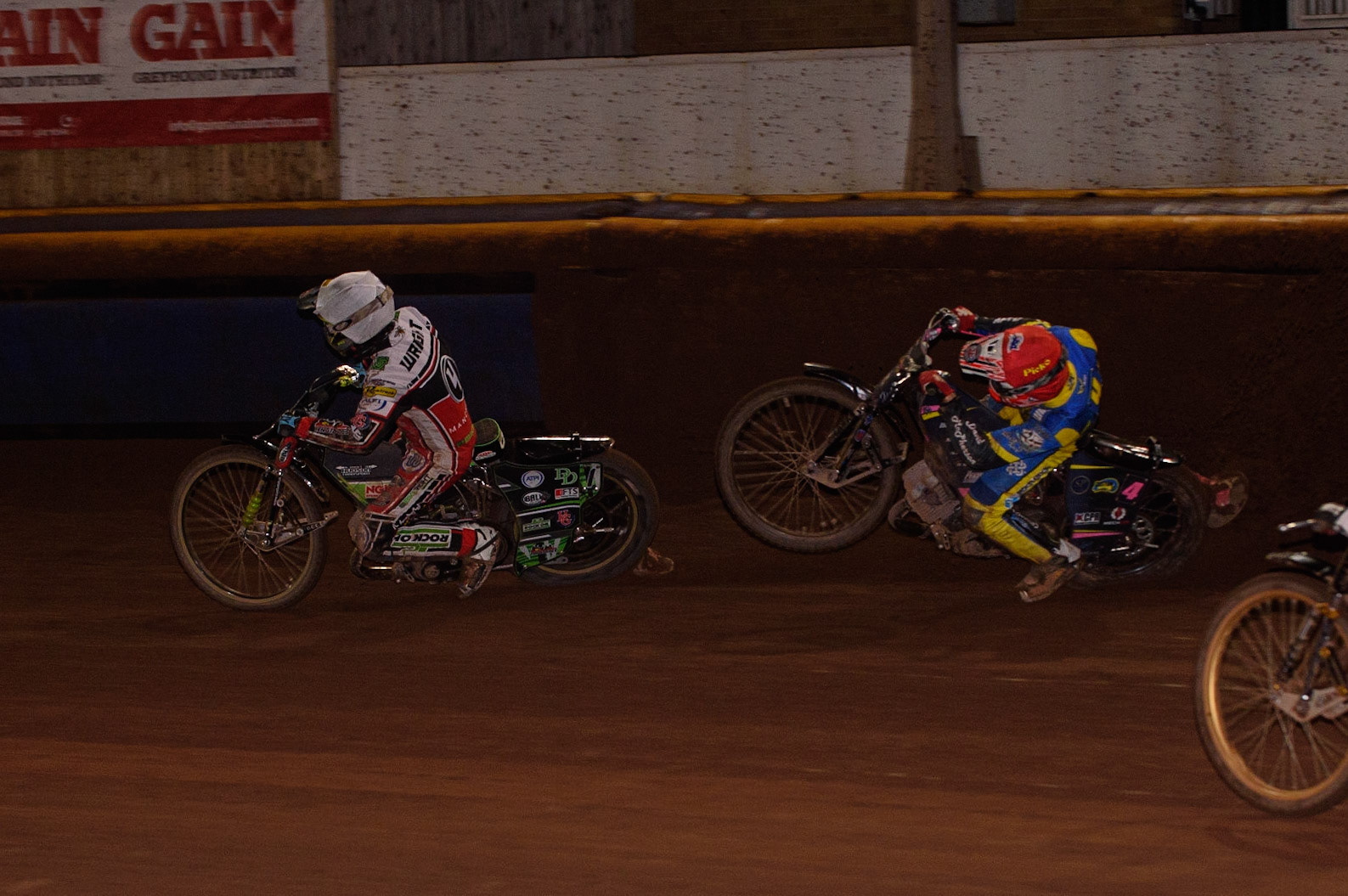 SHEFFIELD, UK. OCT 4THCharles Wright  (White) leads as Josh Pickering  picks up some drive during the SGB Premiership Semi Final Playoff 1st Leg between Sheffield Tigers and Belle Vue Aces at Owlerton Stadium, Sheffield on Monday 4th October 2021. (Credit: Ian Charles | MI News)