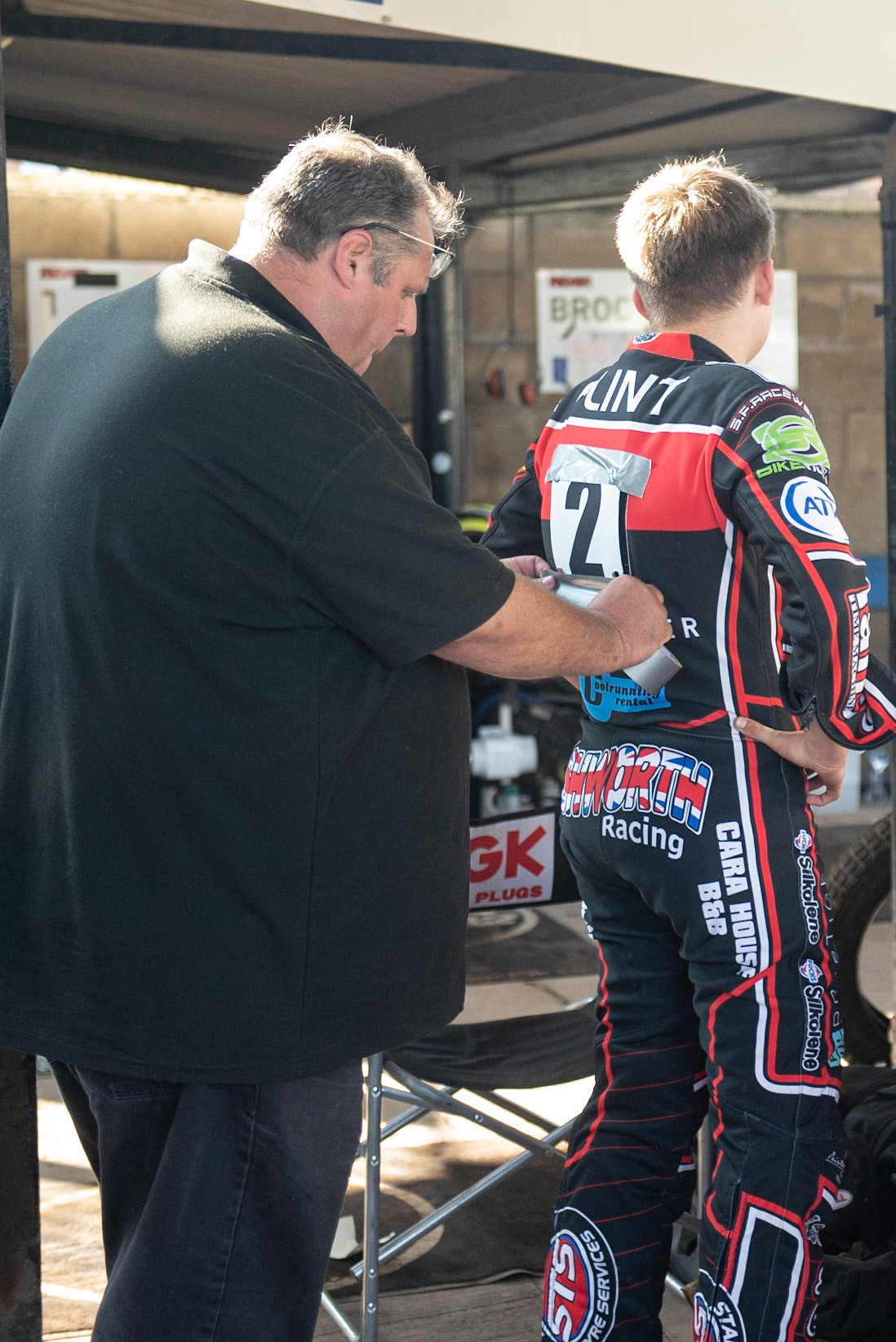 Photo by Ian Charles:

Colts Co-Manager Steve Williams fixes the rider number to the back of Leon Flint’s kevlars 


National League Best pairs Championship, Owlerton Stadium, Sheffield, 25 August 2019